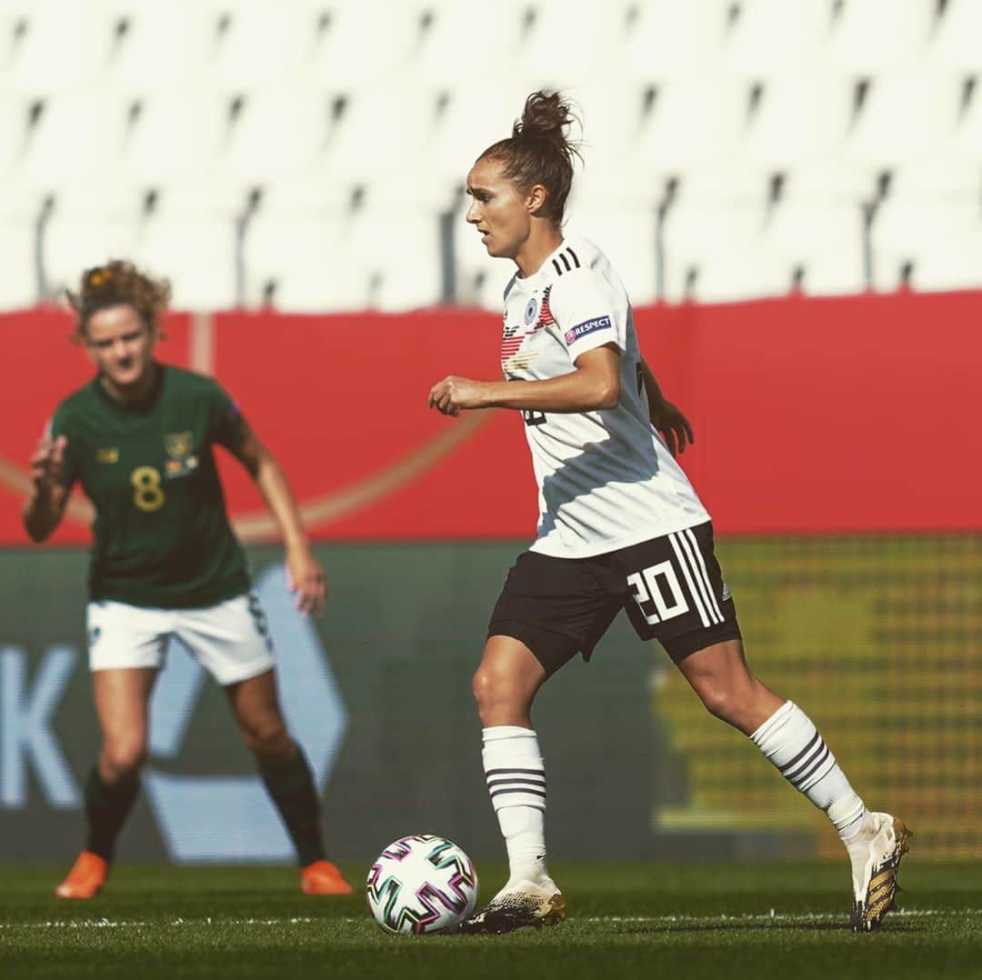 Lina Magullのインスタグラム：「Sieg 🦾😇 #dfb #team #weuro2022 #weitergehts」