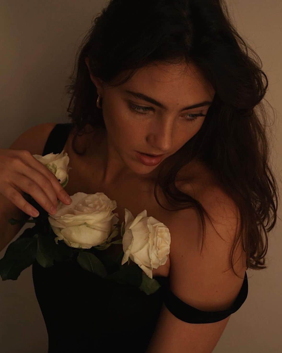 Amelia Zadroのインスタグラム：「A self pleasure series 🌹 Dreamed up by me, Inspired by beautiful @auteur.studio pieces & Created with @nikita.korchunov 🖤」