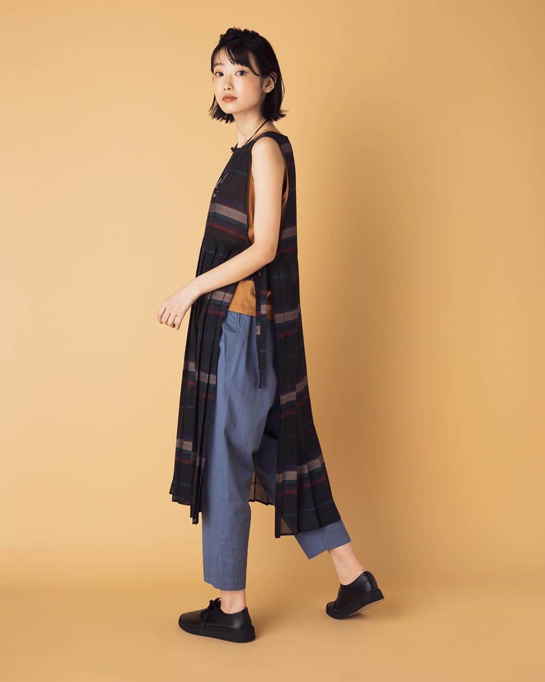 ネ・ネットのインスタグラム：「ネ・ネット 人気のシースルーアイテムが秋カラーで登場。﻿ ﻿ ■ SHEER STRIPE﻿ エプロンタイプのワンピースはレイヤードスタイルを手軽に実現できるアイテム。 スカート部分の細かなプリーツが新鮮な印象で、Iラインが強調されるすっきりとしたシルエットが魅力のノースリーブデザインです。 インナーをTシャツにすれば夏にも着られ、タートルネックにすれば秋冬でも着られる便利なアイテムです。﻿ ﻿ ----------------------﻿ ﻿  <予約アイテム10%OFF＋アウター10倍ポイント>﻿ ネ・ネットより日頃の感謝の気持ちをこめて、﻿ネ・ネットのアイテムをご予約頂いた方はお会計時に10%OFF。また、10月1日（木）10:00までに9月-11月お届けのアウターをご予約頂いた方にはA-net membership POINTを通常1%とのところ、10倍の10%ポイントを差し上げます。ぜひこの機会にご利用ください。﻿ ﻿ ※全国のネ・ネット直営SHOP / official online store HUMOR限定の企画です。﻿ ※詳しくはofficial online store HUMORをご覧くださいませ。﻿ ﻿ ----------------------﻿ ﻿ #ネネット #nenet #新作 #new #autumn #winter #2020 #collection #fashion #tokyo #japan」