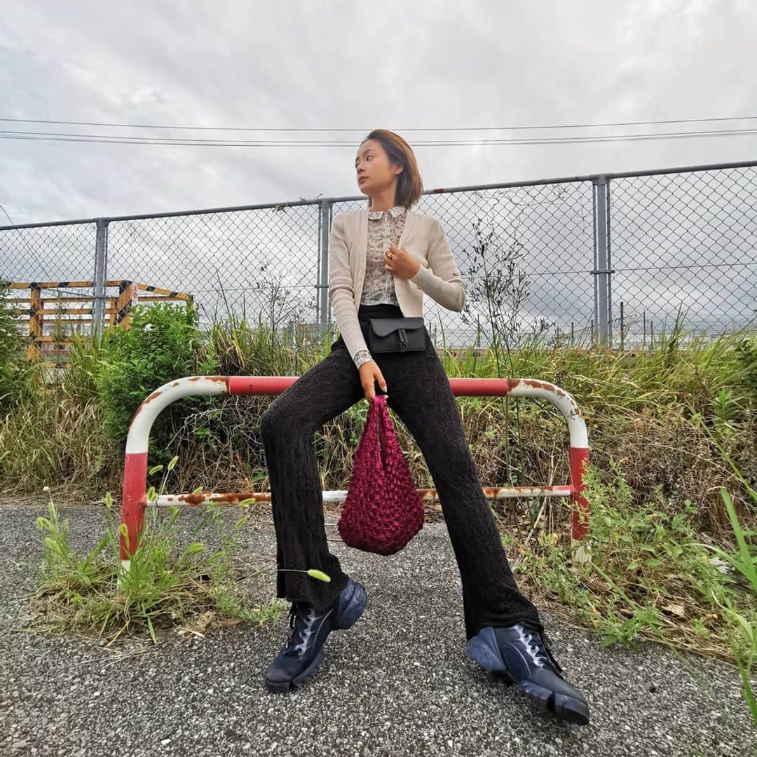 脇田恵子のインスタグラム：「このまんま寝れる パジャマコーデが密かなテーマなんだけど🤫。  今日のコーデは 下がニットでゆるっとシルエットなので 上をタイトにしてみたよ🥺 上下ニットなのでインナーはシアー小物でアクセント👌  もう普通に昔からパジャマで普通に出ちゃってるけど🤭  いいかげん大人だからパジャマすぎるのはちょっと厳しくなってきたから👶🏾 使い古して柔らかくなった外着がちょうどいいんだけどシルエットがどうも身体に合ってないと納得いかない🥴  理想のバランスに近いアイテムって中々ないよのなぁ🤔  基本的に柔らかいボトムだったりゆるーいシルエットなので身体の気が緩まないように着圧仕込んでます🙊   脚がまっすぐ伸びてお尻も上がるから ゆるーいシルエットの服もスタイルよく見えるのでオススメ🤭👶🏾。」