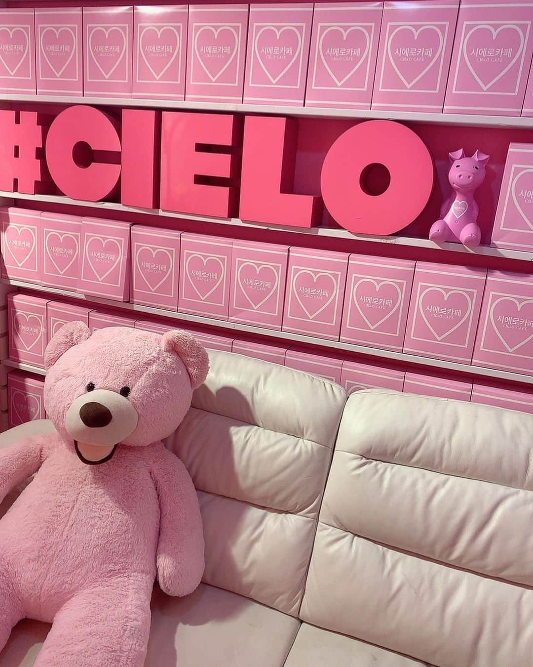 篠崎ゆうきさんのインスタグラム写真 - (篠崎ゆうきInstagram)「❏❏✰  cielo cafe  タピオカ屋さんです💕 めちゃおいしかったです！ 写真たくさん撮ったので またあげまーす🙋🏼‍♀️笑笑  #cielo #pink #くま #お花 #タピオカ #フォトジェニックスイーツ  #上新庄  #篠崎ゆうき」9月19日 18時10分 - snyu_uk