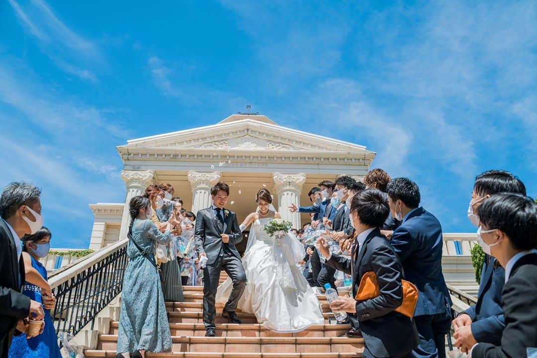 金沢結婚式 ヴィラグランディス金沢さんのインスタグラム写真 - (金沢結婚式 ヴィラグランディス金沢Instagram)「@villagrandis_kanazawa   【#ヴィラ嫁　#ヴィラファミリー】  #コロナに負けない とSNSを通して プレ花嫁様を励まし続けてくれたヴィラ嫁さま😘そのお声に、笑顔に私達も幸せをもらい励まされました!!  ●プレ花さん　 ●卒花さん　 ●ヴィラグランディスと出逢って下さった皆様  #ヴィラ嫁 #ヴィラファミリー @villagrandis_kanazawa   で最幸の想い出を共有しましょう🌿  ヴィラグランディスを応援し想って下さる皆様のファミリーとして当日だけではなくこれからも人生を一緒にお祝いしていけますように🥂  #ヴィラグランディスウエディングリゾート #ヴィラファミリー　#ヴィラ嫁　#結婚式 #villagrandisweddingresort #villagrandis #プレ花嫁　#卒花嫁　#結婚式準備 #北陸花嫁　#石川花嫁　#金沢花嫁　#結婚式 #プレ花嫁準備　#プレ花嫁北陸　#結婚式場 #プレ花　#卒花　#ウエディングアンバサダー #ヴィラアンバサダー #weddingsommelier」9月19日 18時13分 - villagrandis_kanazawa