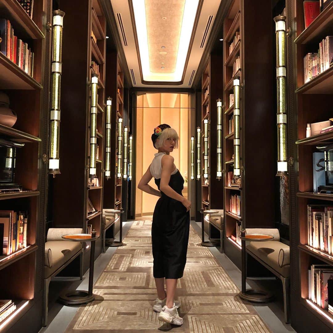中川友里さんのインスタグラム写真 - (中川友里Instagram)「library in hotel. @fsotemachi  @fourseasons  #ootd #outfit #style」9月19日 18時14分 - darayunya