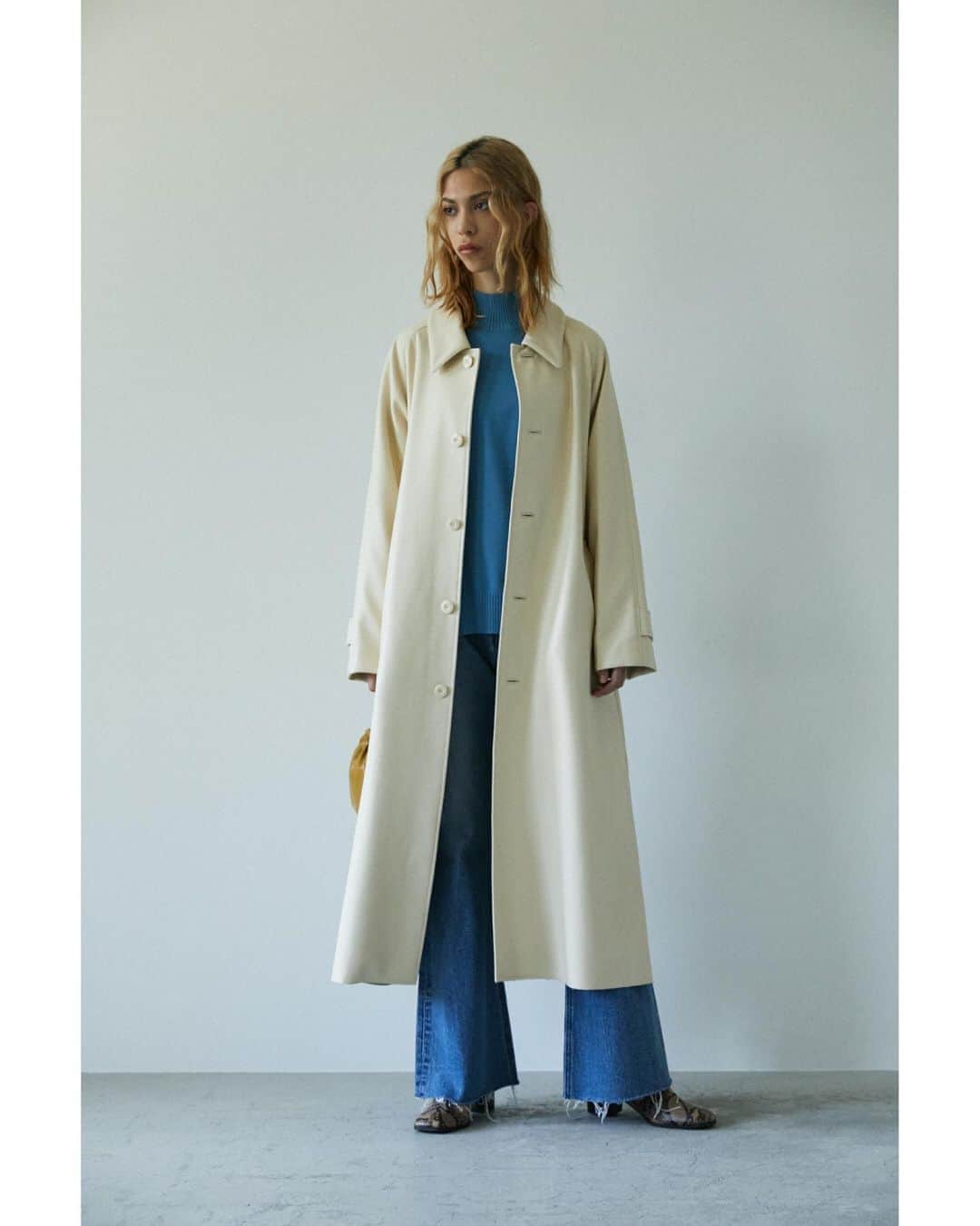 のインスタグラム：「MOUSSY 2020 OUTER LOOK BOOK SHEL'TTER WEBSTOREにて先行予約販売受付中。 -------------------------------------------------------- ・FAUX LEATHER BAL COLLAR COAT(010DAG30-7100) 今期トレンドのバルカラー。 襟先に丸みをもたせ、クールな素材感の中に女性らしさを演出。 どんなスタイリングにも合う万能アイテム。 全国のMOUSSY店舗では10月2日(金)より発売予定。 -------------------------------------------------------- Other items ・COCOON SLEEVE HIGH NECK KNIT TOP(010DAW70-5880) ・JUST WAIST CUT OFF BELL BOTTOM(010DAB11-5100) ・SQUARE TOE SHORT BOOTS(010DAW52-6000) ・2LAYER BAG(010DAT51-6150) ㅤㅤㅤㅤㅤㅤㅤㅤㅤㅤㅤㅤㅤ #MOUSSY #MOUSSYJEANS」