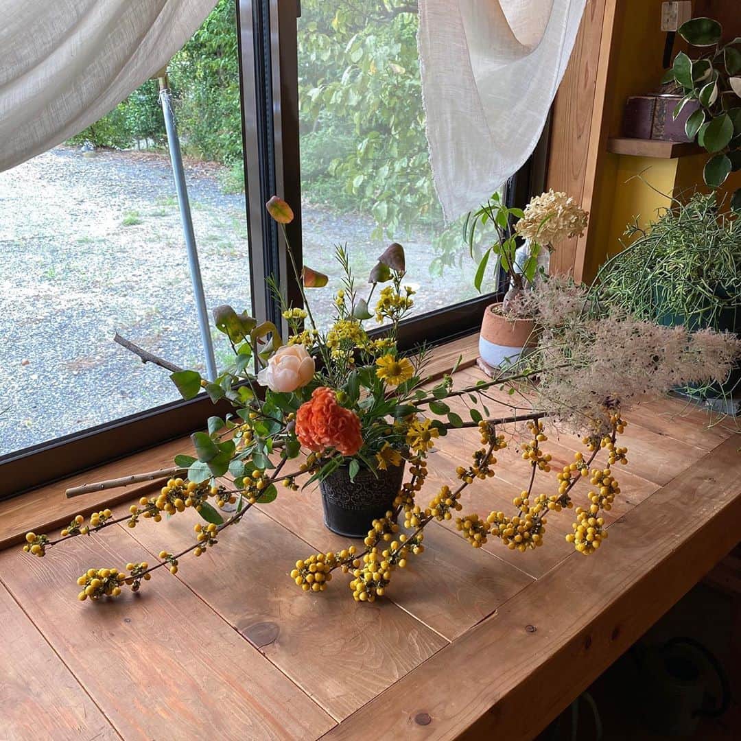 武藤乃子さんのインスタグラム写真 - (武藤乃子Instagram)「💐 先日のレッスンは、ツルを使ったアレンジでした。  可愛い🥀 しかし…綺麗なバラの花に、棘を刺されました。笑  #花のある暮らし  #花のある生活  #フラワーアレンジメント  #綺麗な花には棘がある」9月19日 18時18分 - muto_noriko.11
