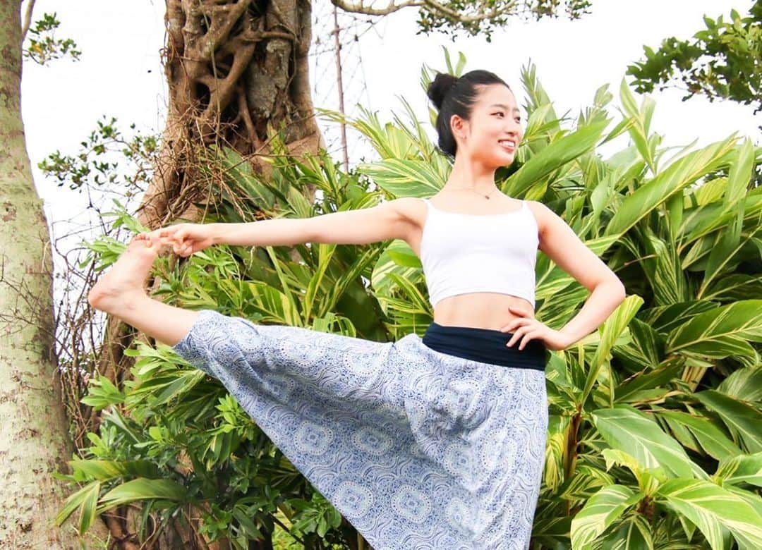 AO のインスタグラム：「全米ヨガアライアンス認定 RYT200取得しました〜㊗️🧘‍♀️ ヨガはちょいと前から、トレーニングがてらレッスン通ったり、家でやったりしてたんだけど、資格取得にあたって勉強していくとすごく面白くて、自分が思っていた体づくりのためのヨガとは全然違うものになりました。 特にヨガの哲学にはすごく影響を受けて、自分の人生について考える上ですごく楽になった！！ まだまだ深く勉強しようと思いますが、せっかくインストラクターの資格を取ったので、これから教える側として成長できるように頑張ります🧘‍♀️✨ #RYT200#全米ヨガアライアンス#ヨガ#インストラクター」