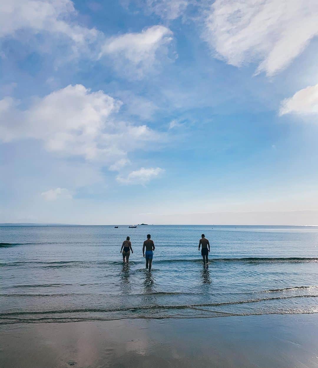 Zanna Van Dijkさんのインスタグラム写真 - (Zanna Van DijkInstagram)「I’m baaaaack 👋🏼 And I’m feeling bloomin brilliant after a week offline in beautiful Cornwall 🌊🇬🇧 We really lucked out with the weather - it was 7 days of pure bliss! Sunrise swims, coastal walks and beach days with some of our closest friends 🥰 I’m feeling refreshed and ready to get stuck into work and get cracking on @oursurreynest 🙌🏼 If you want to see what we got up to, I’ll be posting snippets from our week on my stories so go and have a watch ✨ #Cornwall #cornwallcoast #cornishcoast #cornwallwalks #staycation」9月19日 18時21分 - zannavandijk