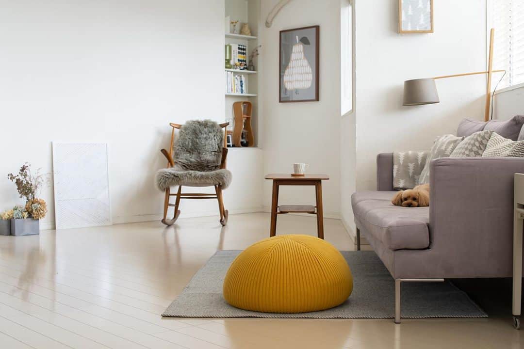 cafe_no_maのインスタグラム：「Useful gray colors . 広めの空間には、主張しすぎないグレーをおおめに。差し色には辛子色がよく合います。 写真のクッションスツールなど @cafenoma.style では普段使いしているお気に入りの物をご紹介しています。」