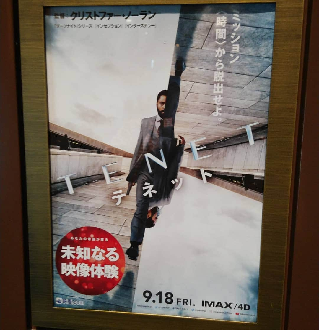 中村松江さんのインスタグラム写真 - (中村松江Instagram)「待望の映画「TENET テネット(原題Tenet)」を初日に鑑賞✨ “バットマン”三部作が有名なクリストファー・ノーラン監督の「ダンケルク」に続く2020年度ホヤホヤの新作です😄 いや正にノーラン監督の世界でした✨ 「メメント」や「インセプション」、「インターステラー」を想起させる作品で、面白いかつまらないかで言えば、ただただ面白い映画です😄 もうこの未知の世界に身を委ねるしかないですね。 映画の中の設定がややこしいので、より深く理解するために、また2回3回と観たくなる魅力があります😄 出演俳優は皆素晴らしい演技です。 「ブラック・クランズマン」のジョン・デヴィッド・ワシントンが主演で、もうスターの存在感を発揮。 “トワイライト”シリーズのロバート・パティンソンは予想外にとてもかっこ良かったですね👍 あとエリザベス・デビッキという女優さんが良い意味で人間離れした容姿でとても魅力的だったので、今後も注目したいと思いました。 ケネス・ブラナーも良かったし、ノーラン監督作品の常連、マイケル・ケインも顔を見せております。 音楽もかっこ良かったしなあ…ド派手な映像はいかにも“映画”的👍 出来ればもう何回か映画館で観たいものですね😁 #歌舞伎 #中村松江 #テネット #tenet #christophernolan #johndavidwashington #robertpattinson #elizabethdebicki #kennethbranagh」9月19日 18時32分 - matsue_nakamuraofficial