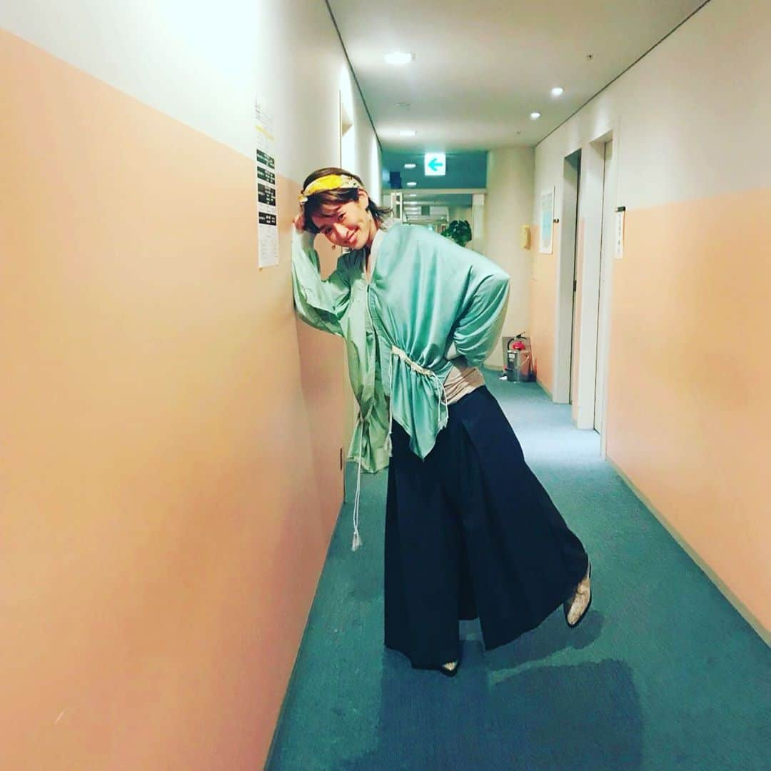 島袋寛子さんのインスタグラム写真 - (島袋寛子Instagram)「– BSテレ東『あの年この歌』 〜時代が刻んだ名曲たち〜 3時間スペシャル 10月4日（日）よる7時〜  ALFEEさんが、スーパー素敵で、とても贅沢な時間でした。  合間に、私が小さくメロディを歌いだすと、坂崎さんがギターを弾いてくださったり、高見沢さんもお声をかけてくださったり。  極度の緊張症を発症する私は、心を優しく抱きしめていただけたように勝手に感じ、、とても、とても、感謝でありました。  ずっとギターの音色を聴いていたかった。  前日にいただいた、アレンジした楽曲を聴き👀✨ALFEEさんサウンドになっているー🎶と、興奮したりして。  いただいたアンパンも美味しかった。  笑。  これまでの歴史的な出来事と音楽を一緒に振り返りながらのトークは、心にグッとくる瞬間がいっぱいでした。  島津さんの、あの、スーパーでミラクル✨な歌声を久しぶり聴かせていただけて、とーっても贅沢だったなぁ。  可愛らしいお人柄も好きなんです♡  レイザーラモンRGさんの歌声も素敵だったなぁー✨  と、いっぱい、お話してしまいましたが、とても贅沢な機会をいただきました。  MCの皆様、ゲストの皆様、スタッフの皆様、みなさま気持ちのよい方々で、、、ご一緒でき感謝でありました。  ありがとうございました🙇‍♀️ お時間あえばぜひ。  – –  #素敵なメイク #可愛いお洋服 #いつもありがとうございます🙏 #なんか #不思議なポージング #きにしないで #おねがい笑」9月19日 18時32分 - hiroko.shimabukuro