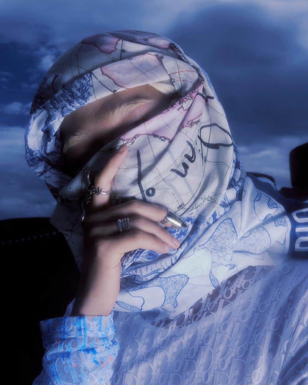 ソン・ファミンのインスタグラム：「EVERYDAY WE ON A CHAMPAGNE DIET 🍾💙 Prod.GroovyRoom」