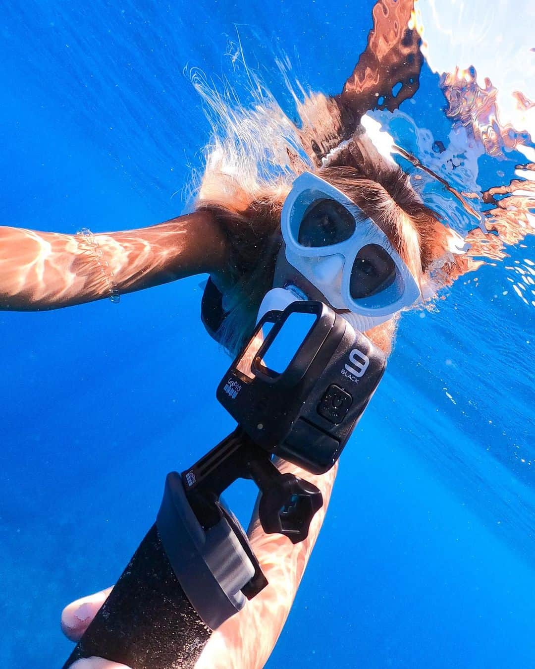 maakoのインスタグラム：「🎁GoProHERO9 black Give away🎉🎁﻿ ﻿ #GoProHERO9 blackプレゼント企画🙌🏾🙌🏾🎉﻿ ﻿ 9日間 毎日1名誰かがGopro9をGETできる﻿ スペシャルチャーーーンス😍💫🎉🎉🎉﻿ ﻿ 【ルールは簡単】🌞👌🏾﻿ 1. バトンをくれた @kazuma_yamane_sp と @goprojp @maakomind をフォローする👌🏾💜﻿ 2.この投稿にいいねっする👍🏾💙 3.コメント欄に #GoProHERO9 Black で﻿ 一緒に旅に出たいお友達2人をタグ付け🌍👣📸﻿ ﻿ 1コメント1エントリー🥇回数は無制限♾🔥﻿ 何度コメントしてもオッケイ🙌🏾💫﻿ ﻿ #この投稿をストーリーシェアすると当選確率あがるかも🤫💜﻿ どんどん目立っちゃおう🔥🎉﻿ #あなたの想いが届きますよーに🙏🏾🪐☄️﻿ ﻿ 時間は24時間限定✍️⌛️💫﻿ 準備はいいですか？🤩🤩🤩﻿ それではReady Goーーーーーっ🏃🏽‍♂️🏃🏽‍♀️🎉🎉🎉﻿ ﻿ #日本在住者限定です🤗🇯🇵﻿ ﻿ 結果発表は明日のこの時間⏰﻿ そこから次の #GoProファミリー にバトンタッチ🤝﻿ 受賞者には9日間すべての9 for 9企画が終わって﻿ @goprojp から #GoProHERO9 blackが送られます🎁🎁🎁ひゃーーーい😍🔥👏🏾👏🏾👏🏾﻿」
