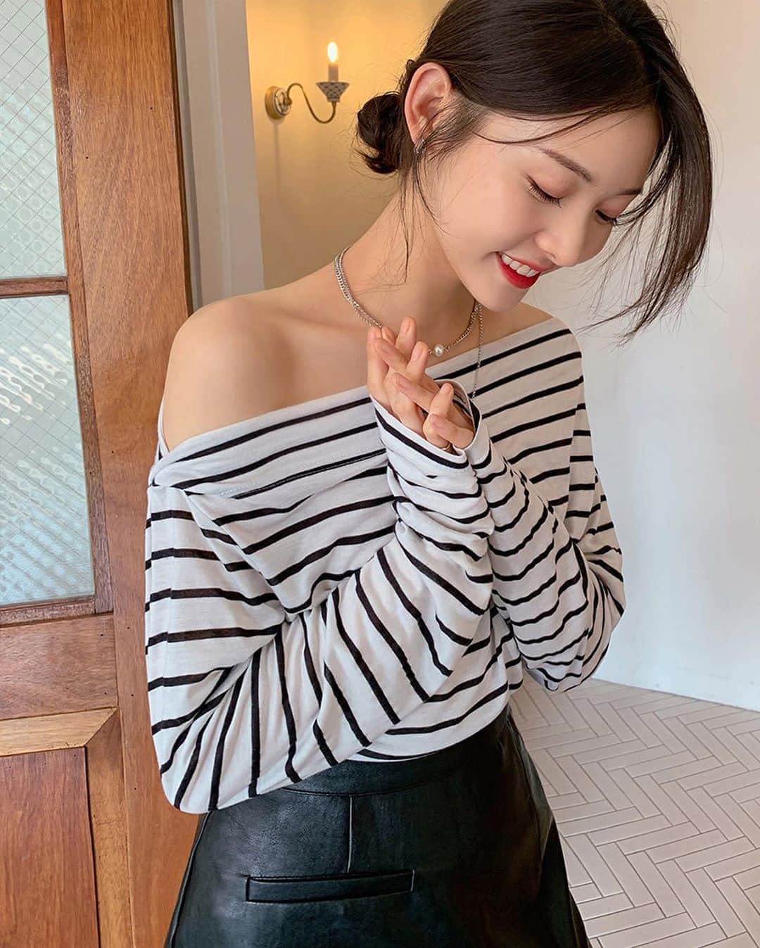 Chuuのインスタグラム：「🏷주말 추천룩  토요일 밤을 러블리하게 보낼 수 있는 예쁜 코디 추천해드릴게요❣  오프숄더 단가라 티셔츠X레더 미니스커트  #chuu#오프숄더티#레더스커트#주말코디」