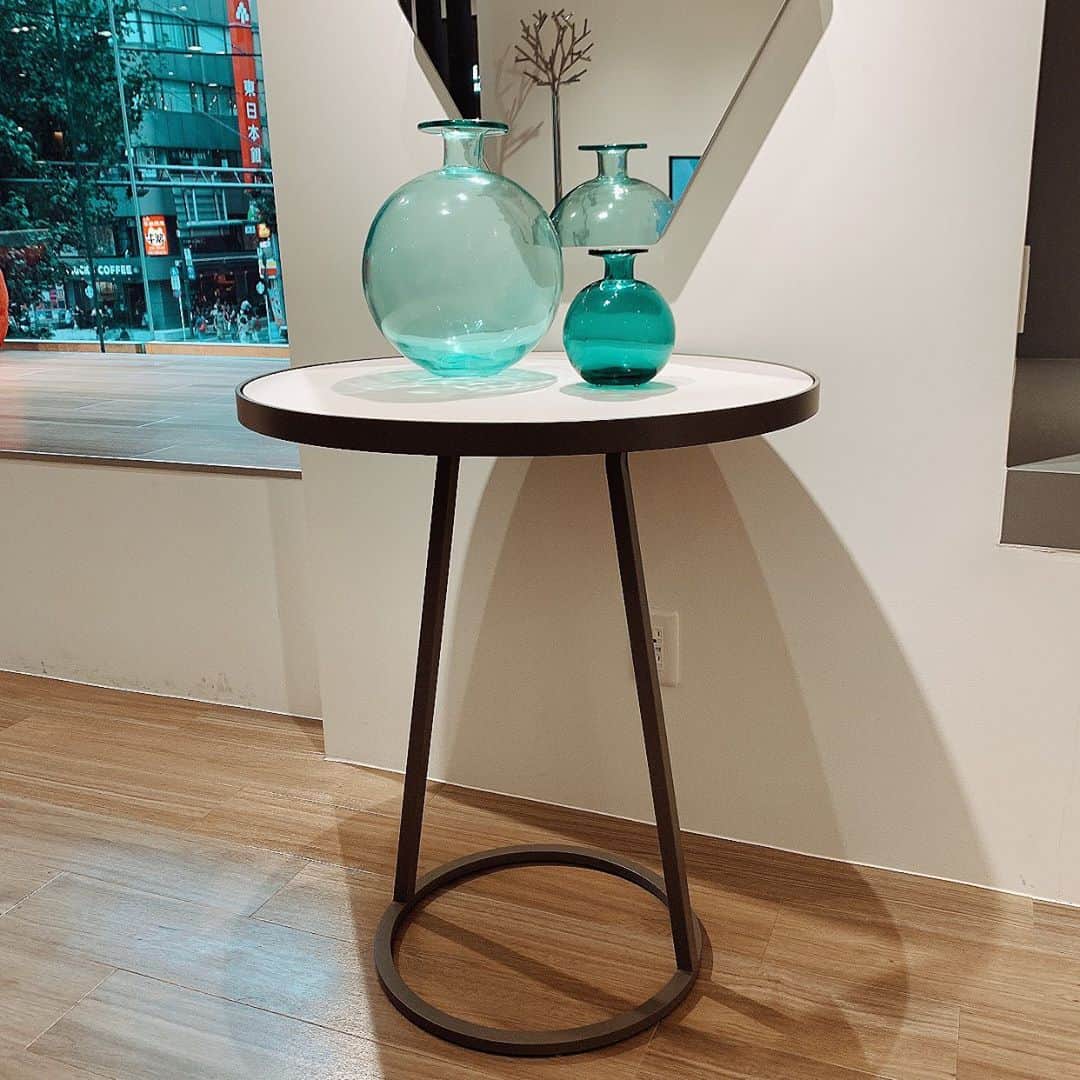 ligne roset shopさんのインスタグラム写真 - (ligne roset shopInstagram)「丸いテーブルってかわいいですよね✨ 花瓶のLUNDIも輝いています💎  #ligneroset #lignerosetshinjuku #table #tableware #vase #interior #interiordesign #interiorshop  #リーンロゼ #リーンロゼ新宿 #テーブル #花瓶 #インテリア #インテリアショップ @ligneroset_jp」9月19日 18時41分 - ligneroset_jp_shop