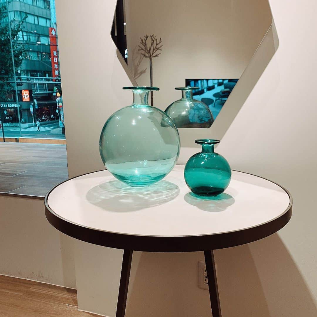 ligne roset shopさんのインスタグラム写真 - (ligne roset shopInstagram)「丸いテーブルってかわいいですよね✨ 花瓶のLUNDIも輝いています💎  #ligneroset #lignerosetshinjuku #table #tableware #vase #interior #interiordesign #interiorshop  #リーンロゼ #リーンロゼ新宿 #テーブル #花瓶 #インテリア #インテリアショップ @ligneroset_jp」9月19日 18時41分 - ligneroset_jp_shop