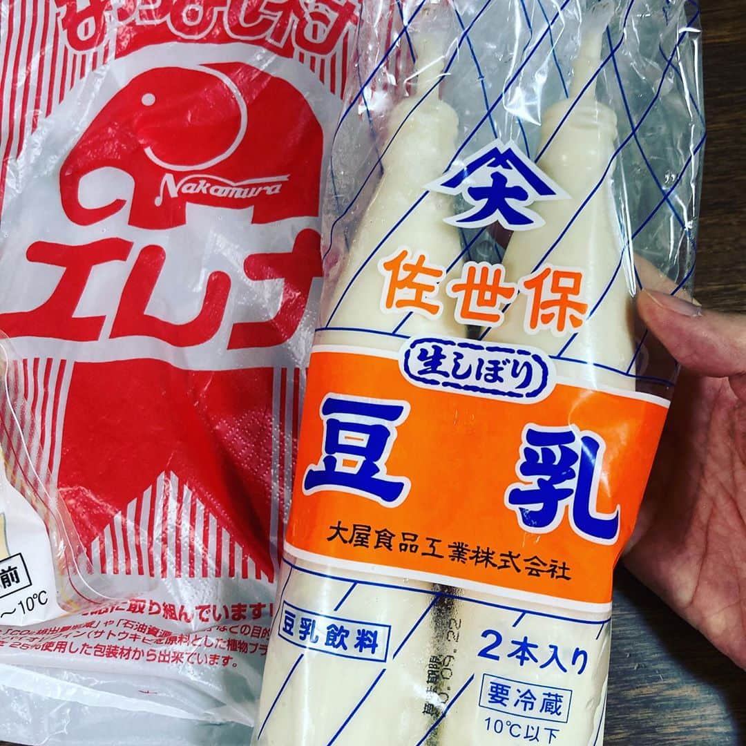 久保ミツロウさんのインスタグラム写真 - (久保ミツロウInstagram)「今日はセブンのパスタ食べて終了かと思いきや、良い佐世保土産を頂いた。兄家族からもお祝い動画もらえた。将棋名鑑予約してたのが届いた。今日も変わらず家で一人仕事ですが、仕事に集中させてもらえる全ての環境に感謝。」9月19日 18時34分 - kubomitsurou
