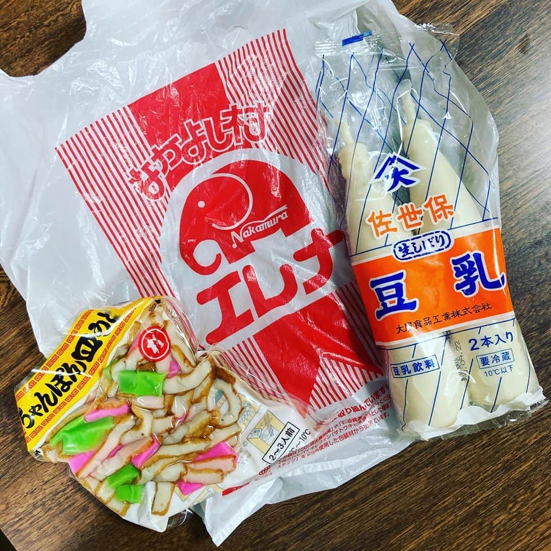 久保ミツロウのインスタグラム：「今日はセブンのパスタ食べて終了かと思いきや、良い佐世保土産を頂いた。兄家族からもお祝い動画もらえた。将棋名鑑予約してたのが届いた。今日も変わらず家で一人仕事ですが、仕事に集中させてもらえる全ての環境に感謝。」