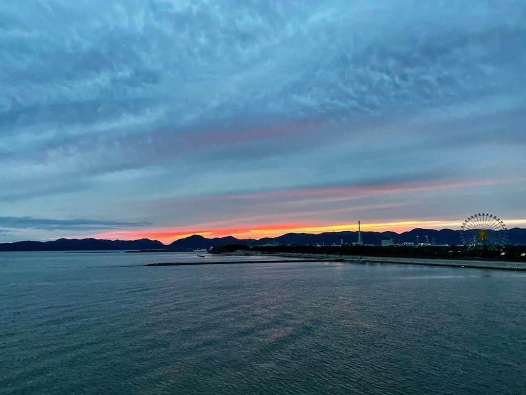 祥吉さんのインスタグラム写真 - (祥吉Instagram)「赤穂御崎18時15分の空 残り陽が美しい夕空  #播州赤穂 #赤穂 #赤穂御崎 #赤穂温泉 #赤穂温泉祥吉 #潮彩きらら祥吉 #祥吉 #瀬戸内海 #海 #空 #雲 #夕暮れ #夕空 #残り陽 #温泉 #旅館 #旅行 #ドライブコース」9月19日 18時34分 - akoshokichi