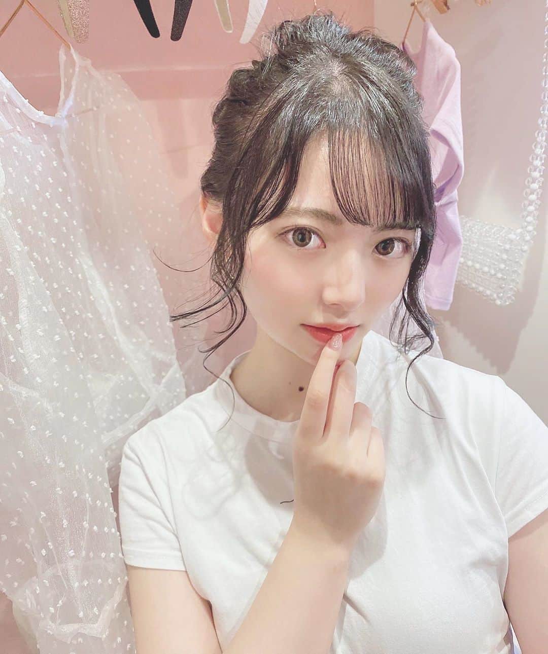 林桃絢美のインスタグラム：「・ こんばんは🌠 ・ 先日美容院で髪を染めてきました！✨ かわいいヘアアレンジをしていただいて、写真もかわいく撮っていただけて幸せでした🌟 ポーズも指示してくださるので普段の雰囲気とだいぶ違って新鮮ですね☺🌷 ・ 本日も  #もなポチ していただけたら嬉しいです🌼  ・ ・ #日本女子大学コンテスト　#日本女子大学　#ミスコンテスト　 #美容院　#東京美容院　#tofu #黒髪　#ピンク　 #サロンモデル　#サロンモデル希望 #サロンモデル東京」