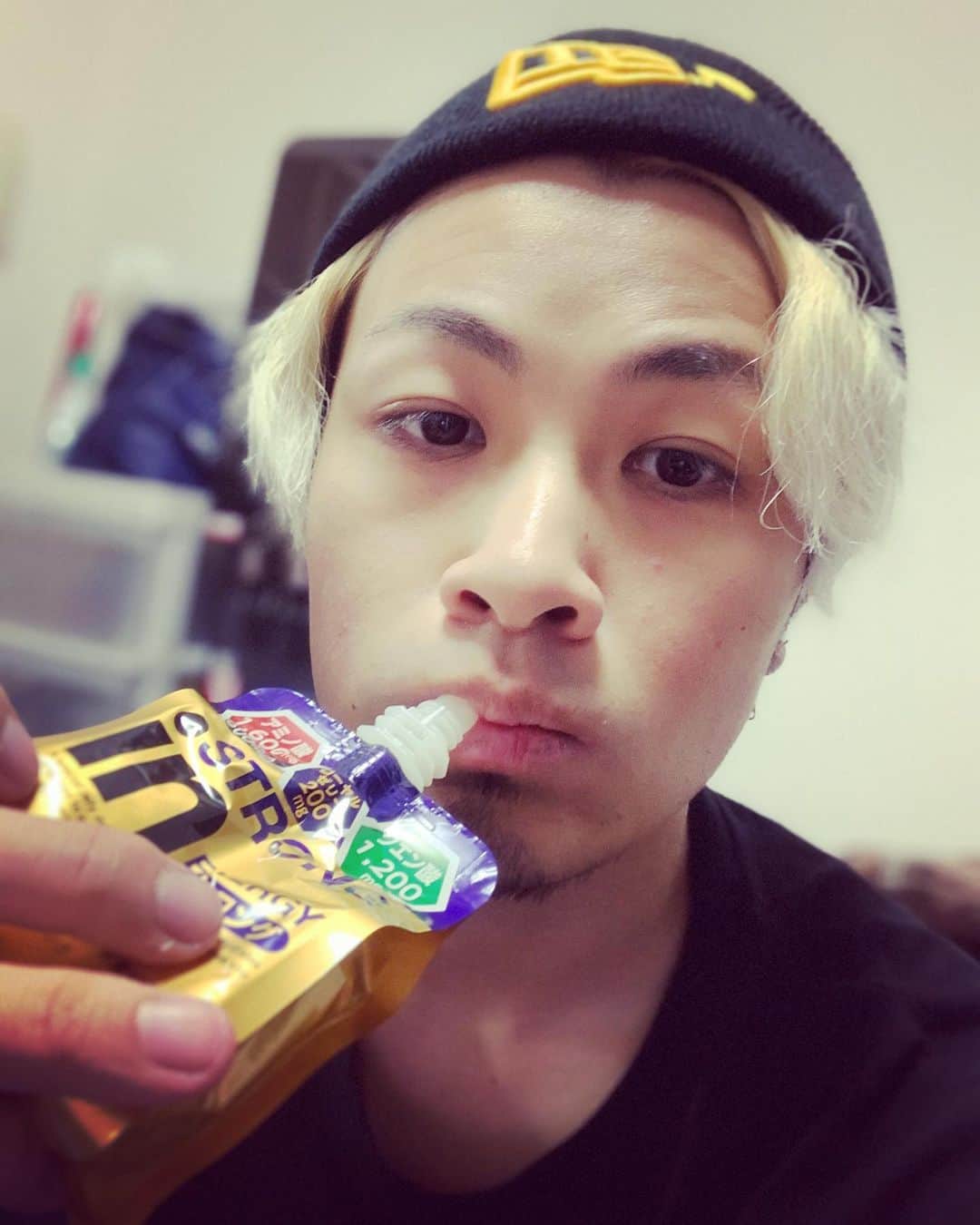 のインスタグラム：「※いいと思ったらメンションやタグ付けしてみてね！  よく「夢に挑戦するか迷ってます」という相談をされる。俺は100%「やれ！」と言います。理由は簡単！もしアナタが18の時に辞める決断をした時。まわりまわって何年後かにどうせやりたくなるから。実際まわりまわって20歳から夢を 目指し出した俺が言うから間違いない。 絶対やっとき！！！  ■みんなはどう思うかな？頑張ってコメ返するのでみんなコメントしてね！  p.s.今日もinゼリー飲んで頑張ろう🔥  #inゼリー」