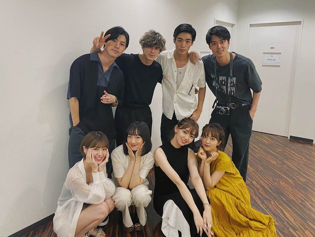 江野沢愛美さんのインスタグラム写真 - (江野沢愛美Instagram)「ついに #恋愛ドラマな恋がしたい 初回放送まで1週間になりました♥️ 放送まで今日から私もオフショを少し載せます🌼  今日のオフショットは キーヴィジュアル撮影日のメンバー集合写真🥱♥️  とってもお気に入りの写真です♡ #この時ポケットからキュンですにハマってました」9月19日 18時44分 - enosawa_manami