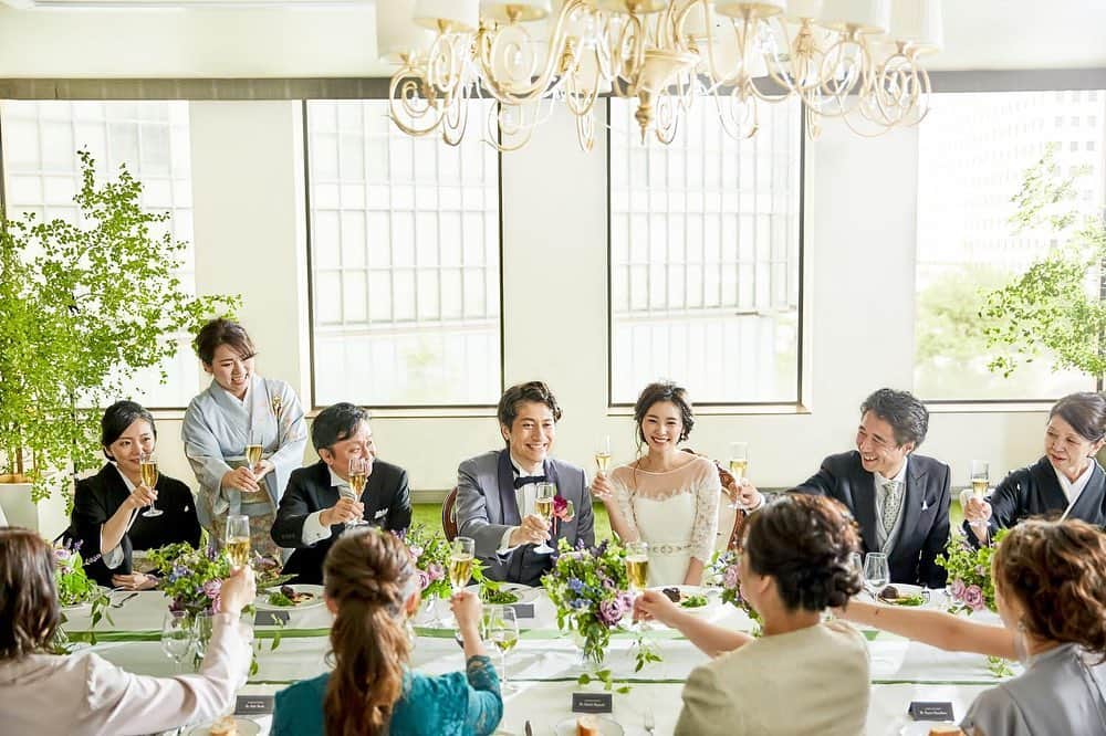 家族挙式さんのインスタグラム写真 - (家族挙式Instagram)「ゲストと囲むテーブルで乾杯 少人数だから叶うアットフォーム感 ゲスト同士の距離も近いから 絆が深まりますよ♪ 会話に花が咲き、笑顔満開の パーティーに♥  会場：#セントアクアチャペル梅田 -------------------  【2020年９月末まで！】  \年内実施の会食•披露宴プランお申し込みで/ ✳︎挙式スナップ写真 60カットプレゼント✳︎  ▽詳しくはTOPのリンクから❁ >>> @kazoku_wedding  ------------------- ❁テレビCM放映中 ▹▸ ”家族挙式ベスト”なら 【挙式・衣裳・美容・写真】が含まれたプランが99,000円〜叶います＊ ▽予約はTOPのリンクから❁ >>> @kazoku_wedding ------------------- #家族挙式 #ベストアニバーサリー #家族 #Family #家族婚 #bestanniversary #少人数婚 #ウェディング #結婚式準備 #結婚式 #フォトウェディング #プレ花嫁 #卒花 #日本中のプレ花嫁さんと繋がりたい #花嫁 #卒花嫁 #国内挙式 #weddingdress #ウェディングドレス #プラコレ #Dressy花嫁 #2020秋婚 #2021春婚 #2021夏婚 #2020冬婚」9月19日 18時45分 - kazoku_wedding