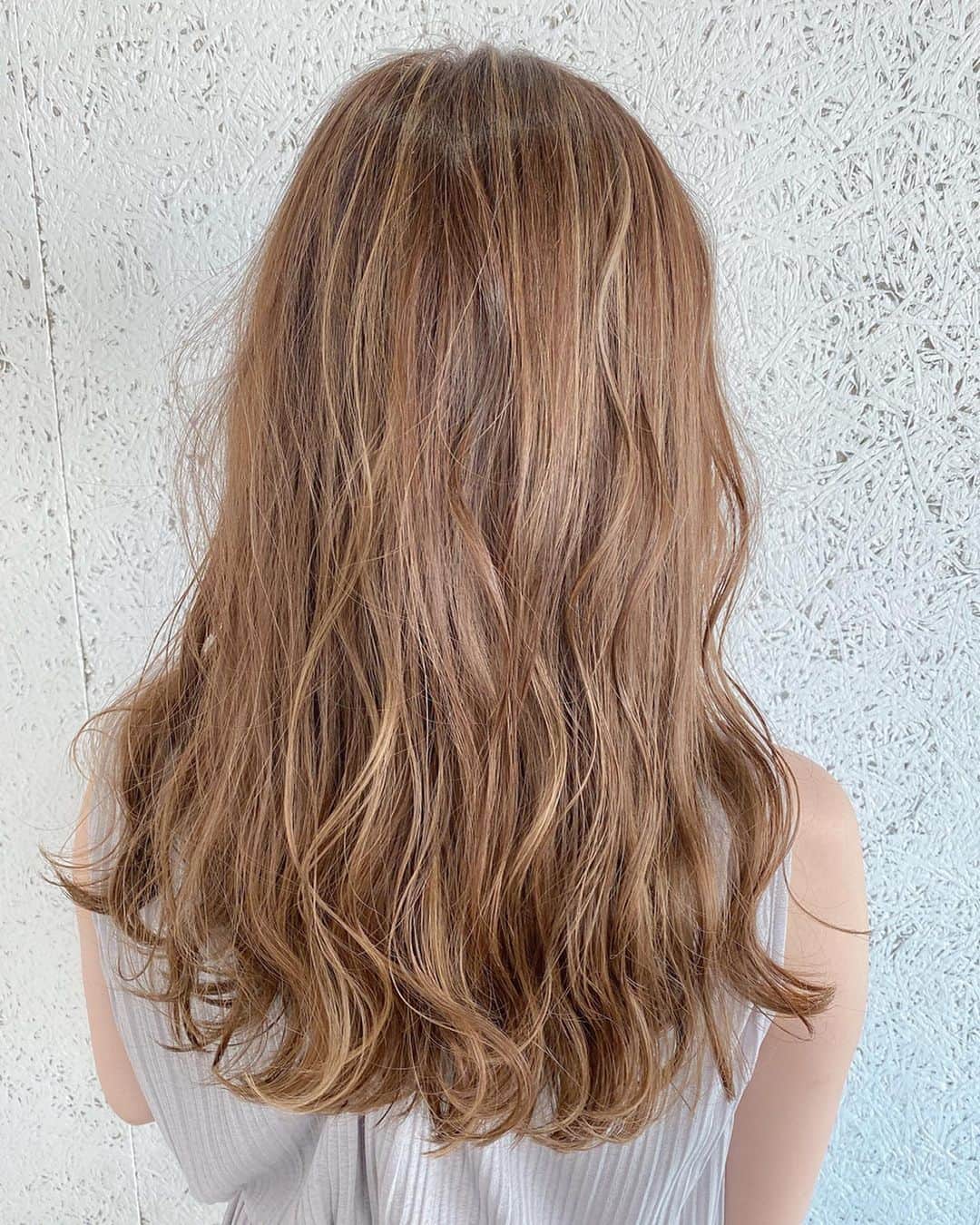 伊藤千凪海のインスタグラム：「ちょきちょき✂️﻿ ﻿ ちょっと前だけど髪の毛切りました✂️﻿ ﻿ カラーはしてないんだけど色お気に入り😋﻿ ﻿ ハイライトすーぐでてくるっ﻿ ﻿ ﻿ ﻿ ﻿ ﻿ ﻿ ﻿ #カット #ロングヘア #ミディアムヘア #ハイライト #アッシュグレー #ハイライトカラー #デザインカラー #カット #美容室 #✂️﻿」