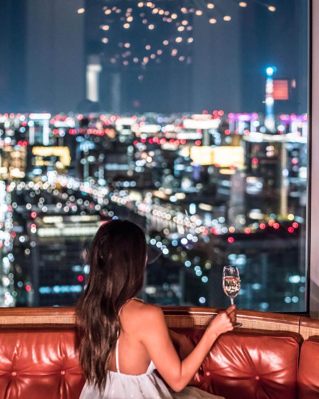 Andaz Tokyo アンダーズ 東京さんのインスタグラム写真 - (Andaz Tokyo アンダーズ 東京Instagram)「Long weekends are better with a little glamour and sparkle ✨🥂⠀  📸 @robertmichaelpoole with @marcy_yu   #tokyonights #andaztavernlounge #staycation #ステイケーション」9月19日 18時46分 - andaztokyo