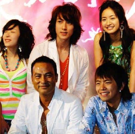 リン・イーチェン（Ariel Lin/アリエル・リン）のインスタグラム：「上個禮拜二下午五點多，和另一半走在東區巷弄間，準備去參加家族聚會，突然他說：「誒，那兩個蹲在路邊滑手機的男生，其中一個不是小鬼嗎？」「咦，對耶！」「妳要不要去跟他打聲招呼？」「呃⋯其實也不是那麼熟，沒關係啦！還是不要打擾人家好了。」  我決定，以後遇到認識的人，都要打招呼🥺」