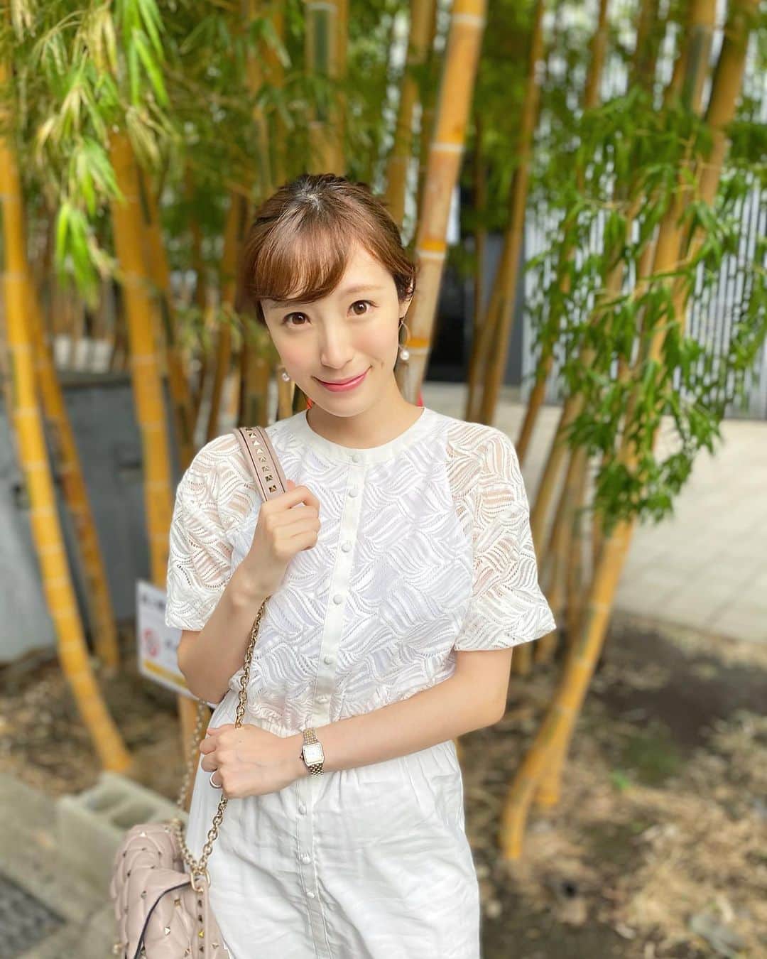 小林真由のインスタグラム：「⋆﻿ おプリンな髪型にまつげパーマもとれてあっさりな私です🥺 気軽に動けてた日々の私が羨ましい。笑 ﻿ ﻿ と言いながら夫婦で久しぶりにランチデートさせてもらいました。﻿ 10ヶ月間楽しみにしてたお寿司を食べに🙏﻿ 母に感謝です🥺よし、頑張ろう！﻿ ﻿ ﻿  #ファッション #コーデ #ママコーデ #女の子ママ #男の子ママ #ママライフ #コーディネート #1歳 #生後1ヶ月 #ベビー #バレンティノ #ツルバイマリコオイカワ #ドロシーズ#鮨 #日比谷 #ミッドタウン #鮨なんば #coordinate #fashion #drwcys﻿」
