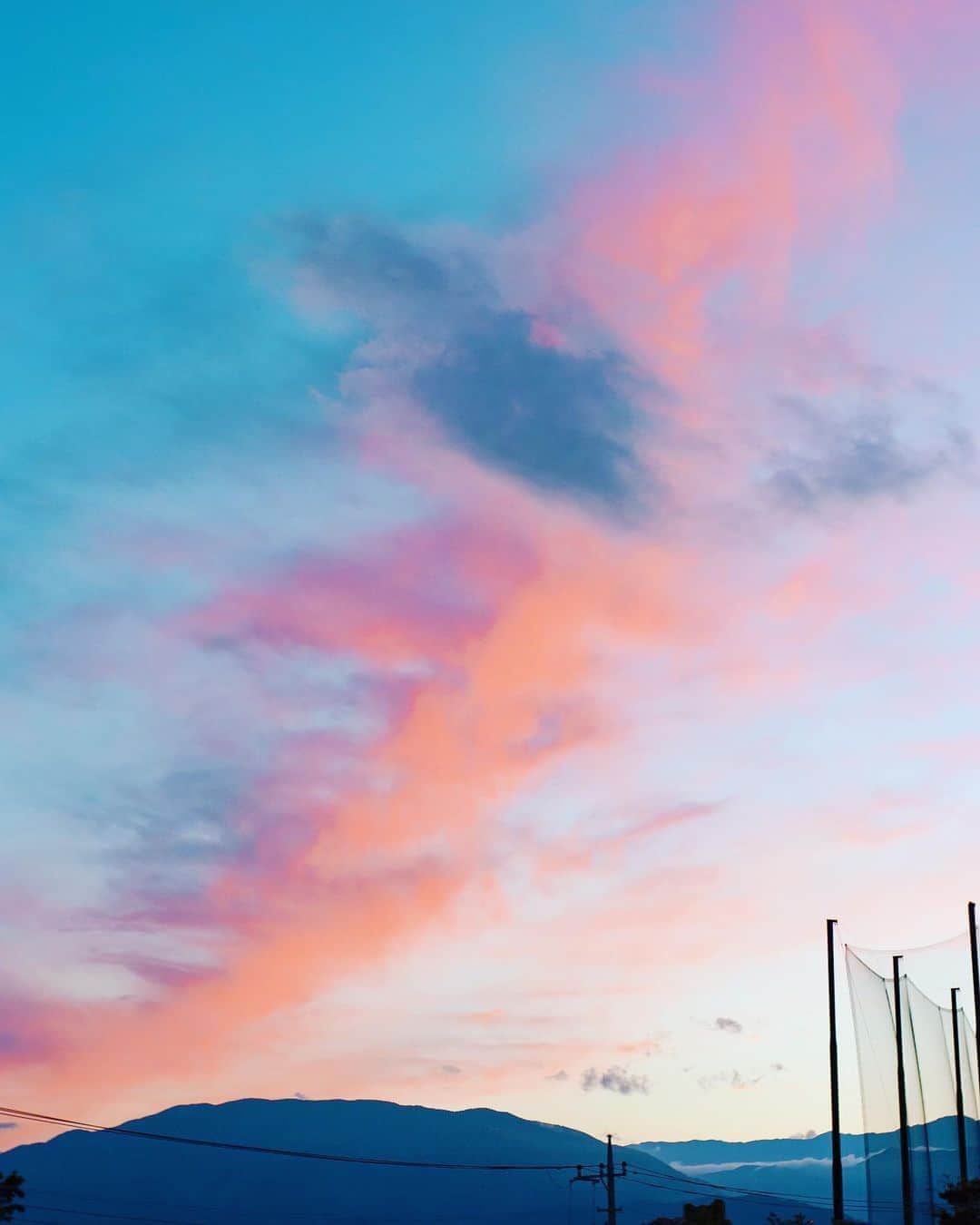 国分真央さんのインスタグラム写真 - (国分真央Instagram)「.﻿ 夕焼けのオレンジやピンク色も好きだけど﻿ 実は一番好きな色って﻿ 遠くに伸びている﻿ 淡いメロン色のような空だったりする。﻿ ﻿」9月19日 18時51分 - mao_kokubu