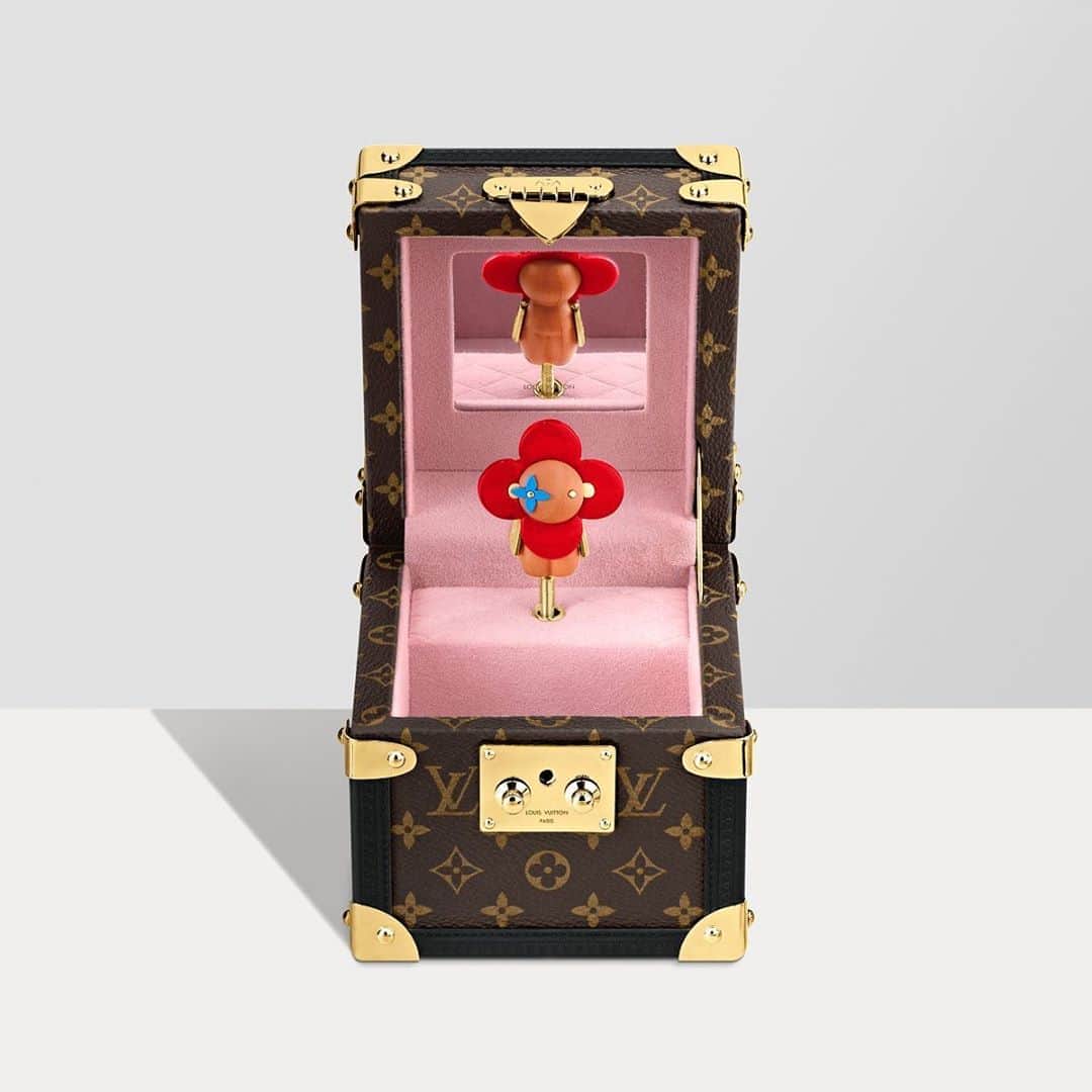 ルイ・ヴィトンさんのインスタグラム写真 - (ルイ・ヴィトンInstagram)「What’s in the trunk? Throughout the years, #LouisVuitton’s hard-sided creations have taken on many forms and sizes. A mini format opens to reveal a poetic music box featuring a twirling Vivienne figurine.」9月19日 18時51分 - louisvuitton