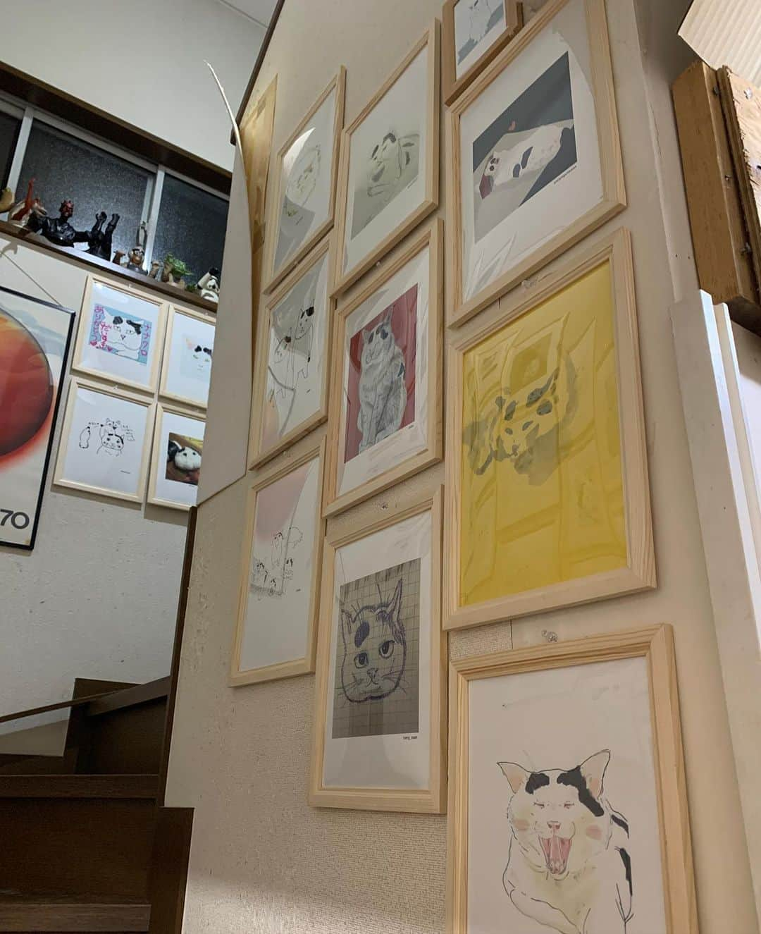 Kachimo Yoshimatsuさんのインスタグラム写真 - (Kachimo YoshimatsuInstagram)「みんなのナナクロ展の作品を全て家の中に飾りました。このぎゅーぎゅー感。 #うちの猫ら #ナナクロ #みんなのナナクロ展 #ナナクロ大好き #ナナクロの絵 #猫 #ねこ #cat #ネコ #catstagram #ネコ部 http://kachimo.exblog.jp」9月19日 18時52分 - kachimo