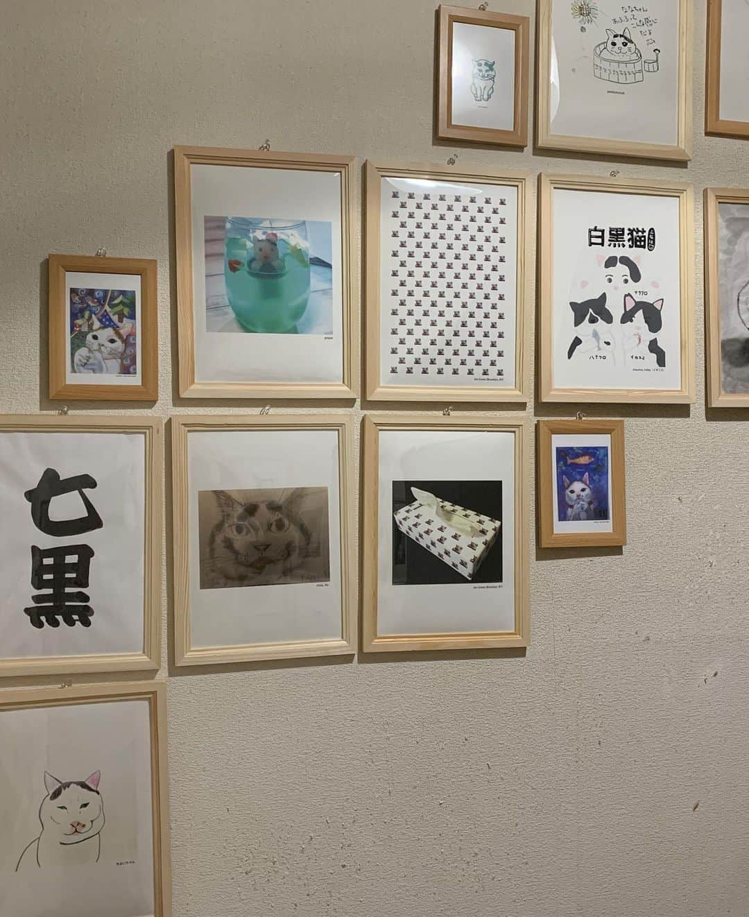 Kachimo Yoshimatsuさんのインスタグラム写真 - (Kachimo YoshimatsuInstagram)「みんなのナナクロ展の作品を全て家の中に飾りました。このぎゅーぎゅー感。 #うちの猫ら #ナナクロ #みんなのナナクロ展 #ナナクロ大好き #ナナクロの絵 #猫 #ねこ #cat #ネコ #catstagram #ネコ部 http://kachimo.exblog.jp」9月19日 18時52分 - kachimo