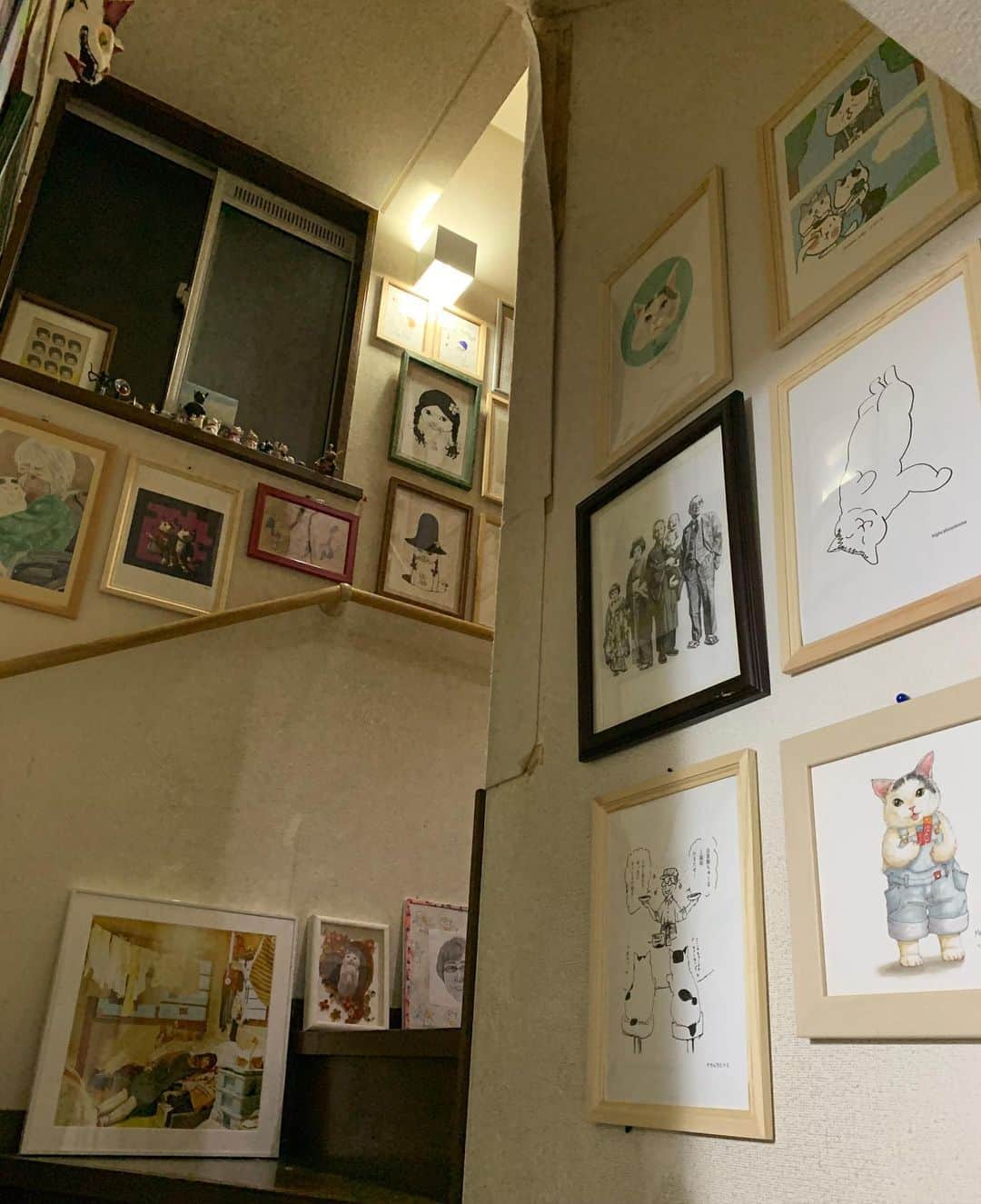 Kachimo Yoshimatsuさんのインスタグラム写真 - (Kachimo YoshimatsuInstagram)「みんなのナナクロ展の作品を全て家の中に飾りました。このぎゅーぎゅー感。 #うちの猫ら #ナナクロ #みんなのナナクロ展 #ナナクロ大好き #ナナクロの絵 #猫 #ねこ #cat #ネコ #catstagram #ネコ部 http://kachimo.exblog.jp」9月19日 18時52分 - kachimo