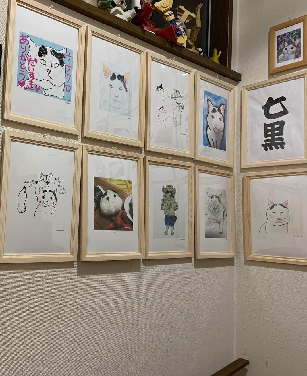 Kachimo Yoshimatsuさんのインスタグラム写真 - (Kachimo YoshimatsuInstagram)「みんなのナナクロ展の作品を全て家の中に飾りました。このぎゅーぎゅー感。 #うちの猫ら #ナナクロ #みんなのナナクロ展 #ナナクロ大好き #ナナクロの絵 #猫 #ねこ #cat #ネコ #catstagram #ネコ部 http://kachimo.exblog.jp」9月19日 18時52分 - kachimo
