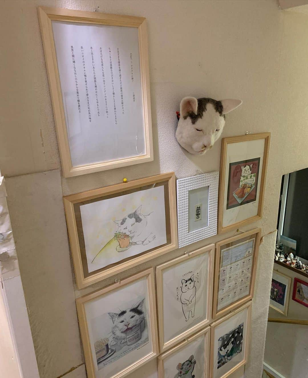 Kachimo Yoshimatsuさんのインスタグラム写真 - (Kachimo YoshimatsuInstagram)「みんなのナナクロ展の作品を全て家の中に飾りました。このぎゅーぎゅー感。 #うちの猫ら #ナナクロ #みんなのナナクロ展 #ナナクロ大好き #ナナクロの絵 #猫 #ねこ #cat #ネコ #catstagram #ネコ部 http://kachimo.exblog.jp」9月19日 18時52分 - kachimo