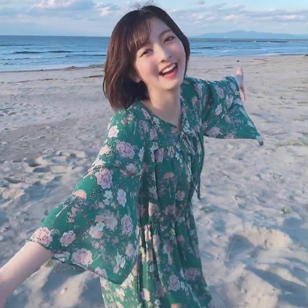 菅原りこさんのインスタグラム写真 - (菅原りこInstagram)「夏の終わり…クララとの思い出の海🏖」9月19日 18時53分 - cherryfairy1123