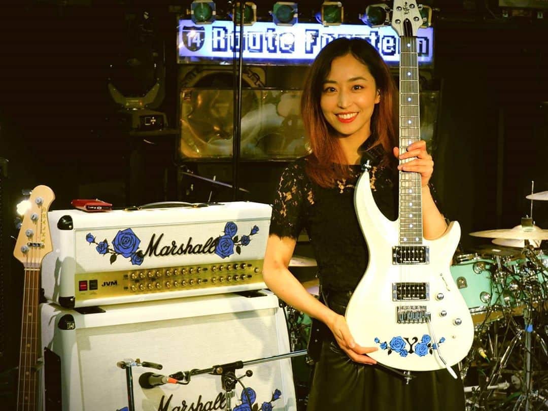 Yukiさんのインスタグラム写真 - (YukiInstagram)「今日も生配信ライブです！ Live stream day 🤘🏻  📷Toshi兄さん@d_drive_ba_toshi  #D_Drive #yuki #marshall #esp #BOSS #guitar #guitarist #blueroses #white」9月19日 18時53分 - d_drive_gt_yuki