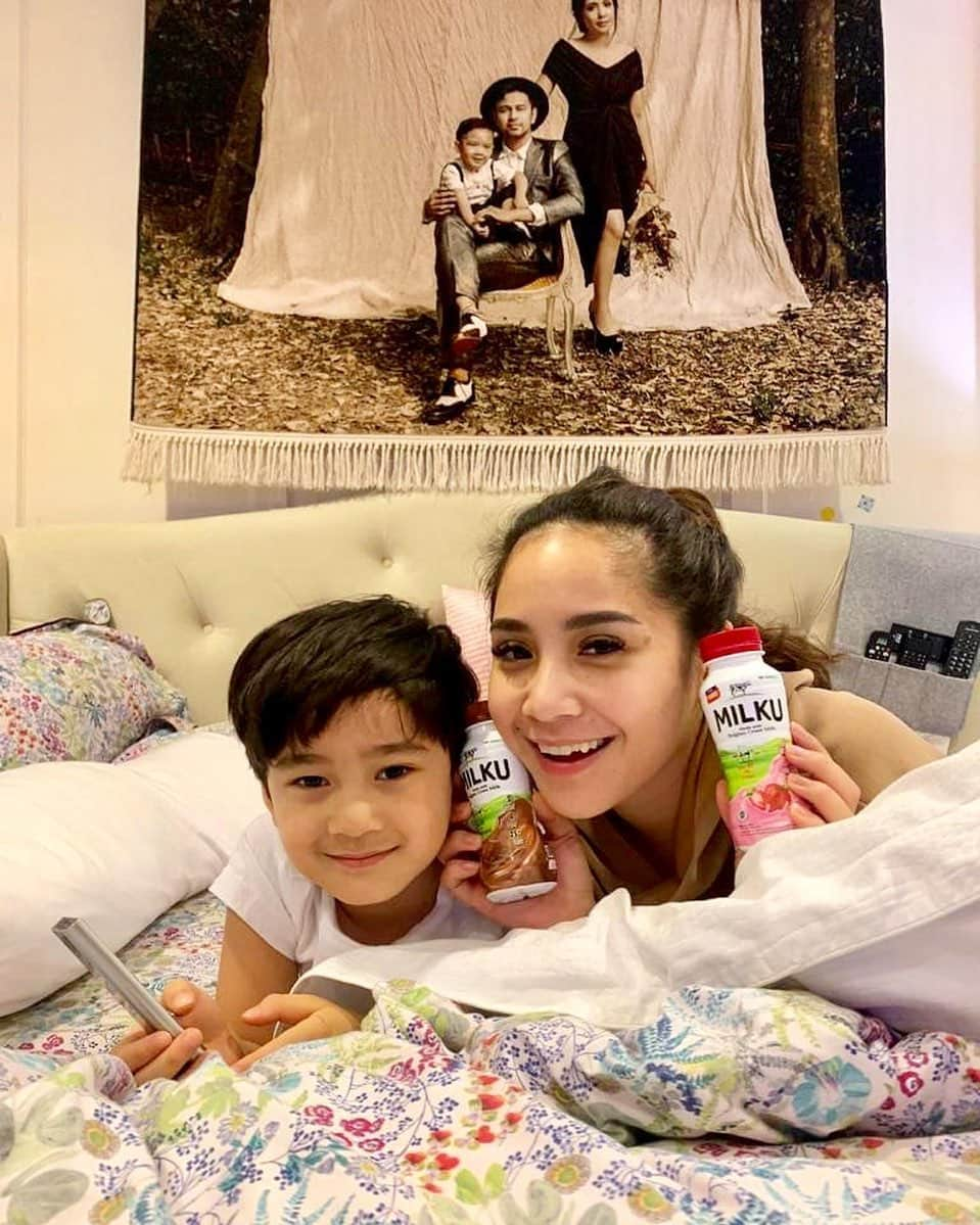 Raffi Ahmadさんのインスタグラム写真 - (Raffi AhmadInstagram)「Siapa sih yang gak suka Susu? Pastinya semua suka, apalagi kalau susunya itu Susu Sapi Beligia kaya @susumilku !  Nih aku sama rafatar suka banget , sampe bingung mau minum yang mana . Dua2nya enak...ada yang rasa CokelatPremium dan Strawberry.  Yuk cepetan borong di @alfamart dukung semangat si kecil yang lagi banyak mengeksplor kesukaan mereka dengan nikmatnya Susu Belgia Milku, karena Milku selalu siap jadi nutrisi tiap langkahnya!  #NutrisiLangkahku #SusuMilku」9月19日 18時55分 - raffinagita1717