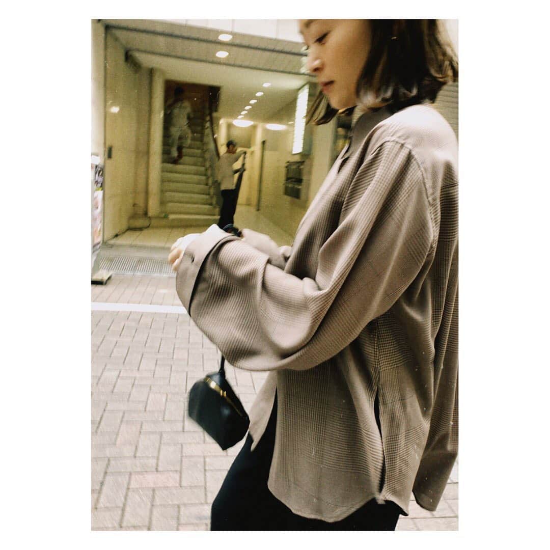 野尻美穂のインスタグラム：「やーっと決めたベビーカーを買いに銀座へ🍁 外歩くのも気持ちいい気候〜😌 そして大好きなシャツが沢山着れる季節〜💞  #マスク握ってます #rito #銀座」