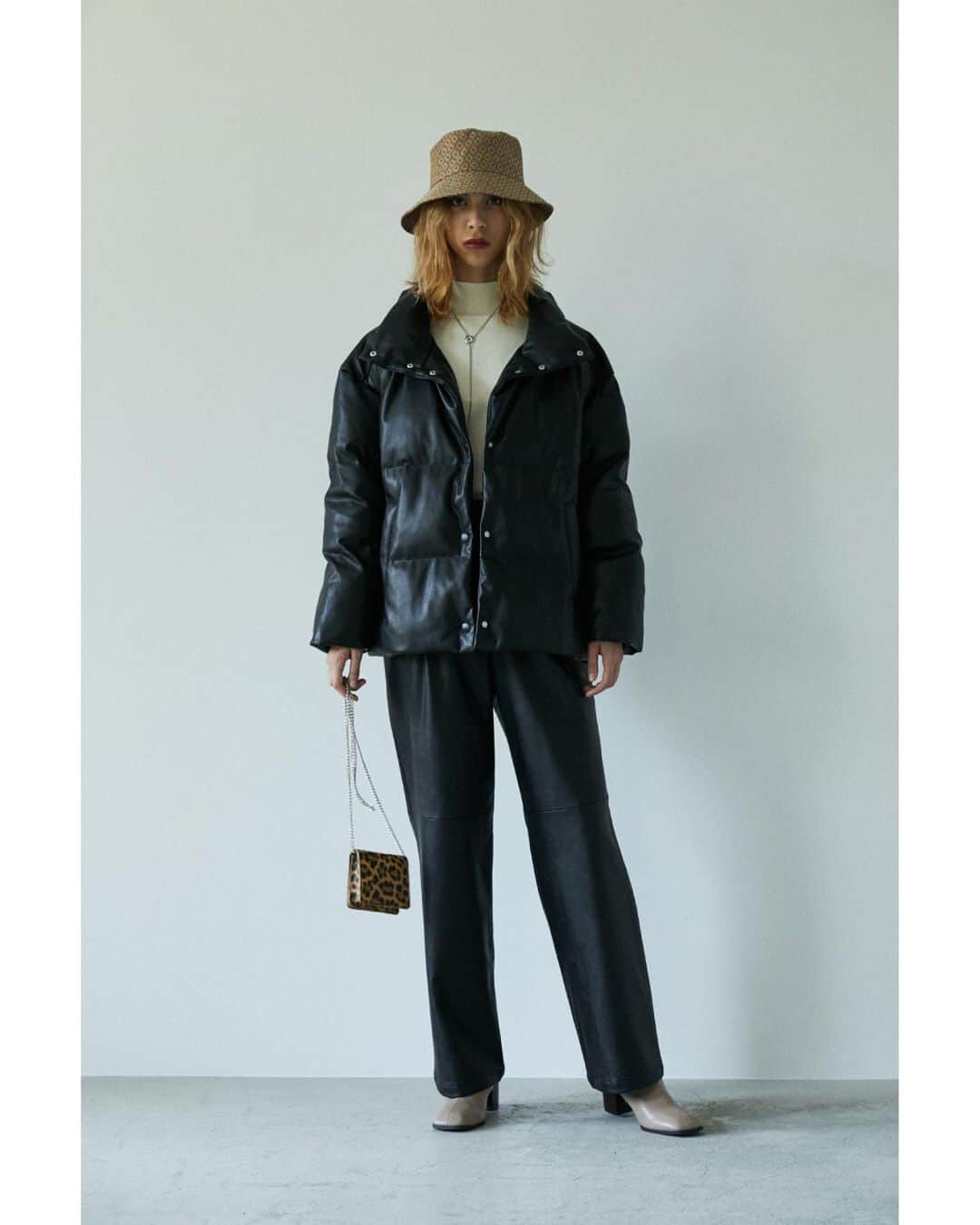 のインスタグラム：「MOUSSY 2020 OUTER LOOK BOOK SHEL'TTER WEBSTOREにて先行予約販売受付中。 -------------------------------------------------------- ・FAUX LEATHER PUFFER JACKET(010DA730-5460) 冬定番アイテムのパッファージャケットが、今年はフェイクレザーの素材で登場。 一枚羽織るだけで、スタンダードなスタイリングも今年らしくなること間違いなし。 フェミニンなトップスと合わせるのもお勧め。 全国のMOUSSY店舗では11月上旬頃より発売予定。 -------------------------------------------------------- Other items ・PUFF SHOULDER KNIT TOP(010DAW70-6150) ・FAUX LEATHER STRAIGHT PANTS(010DA530-5430) ・SQUARE TOE SHORT BOOTS(010DAW52-6000) ・CHAIN MINI WALLET(010DA751-6360) ・MONOGRAM BUCKET HAT(010DAG50-5960) ・DOUBLE CHAIN NECKLACE(010DAW50-6780) ㅤㅤㅤㅤㅤㅤㅤㅤㅤㅤㅤㅤㅤ #MOUSSY」