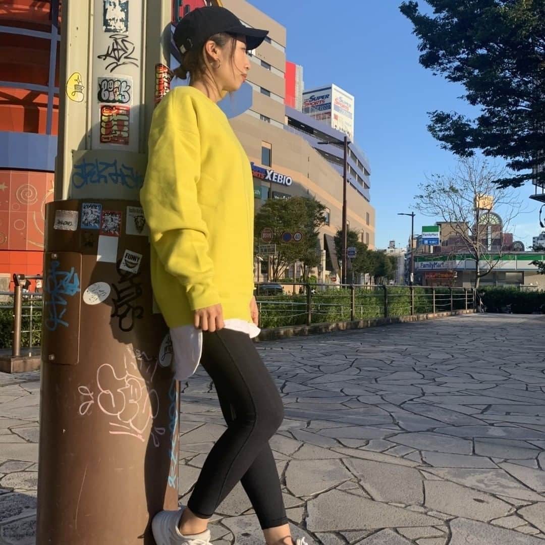 キャナルシティ博多のインスタグラム：「HOT STYLING from Gap/GapKids サウスビル1F  キャナルで働くHiroseさんが着こなす 今真似したいGAPの最旬スタイリングを ３週にわたりご紹介。  →→メンズスエットを取り入れたアスレジャーstyle。Gap Fitのリブレギンスを合わせました。スポーティな要素を組み込むトレンドスタイルを試してみて。  Eri Hirose /Gap GapKidsスタッフ 直感的に"これスキ！"と思ったらどんなアイテムも取り入れるタイプ。『私、まるでカメレオン（笑）みたいに毎日違うテイストでGapのファッションを楽しんでいます！』と笑顔で語る彼女には、コーディネートの相談も気軽に出来そう。『この秋、"いつでも心地いい新価格"でお求めいただけるようになったGapのアイテムを、多くの方に楽しんでほしいです！』 @gap_jp ギャップ公式サイトでスタッフコーデも紹介中！  次回のHOT STYLINGをお楽しみに！ これまでの配信は #hotstyling_canalcity でご覧ください✨  #canalcity #キャナルシティ #キャナルシティ博多 #博多 #福岡 #天神 #GAP #gapkids #ギャップ #お洒落さんと繋がりたい #おしゃれすきな人と繋がりたい #アパレル #今日のコーデ #きょこ #秋服  #秋色 #秋 #awファッション #ファッション #トレンド #gapfit #アスレジャー #アスレジャーファッション #トレンドコーデ #トレンドコーディネート #スポーティ #ジムコーデ #レギンス #リブレギンス」