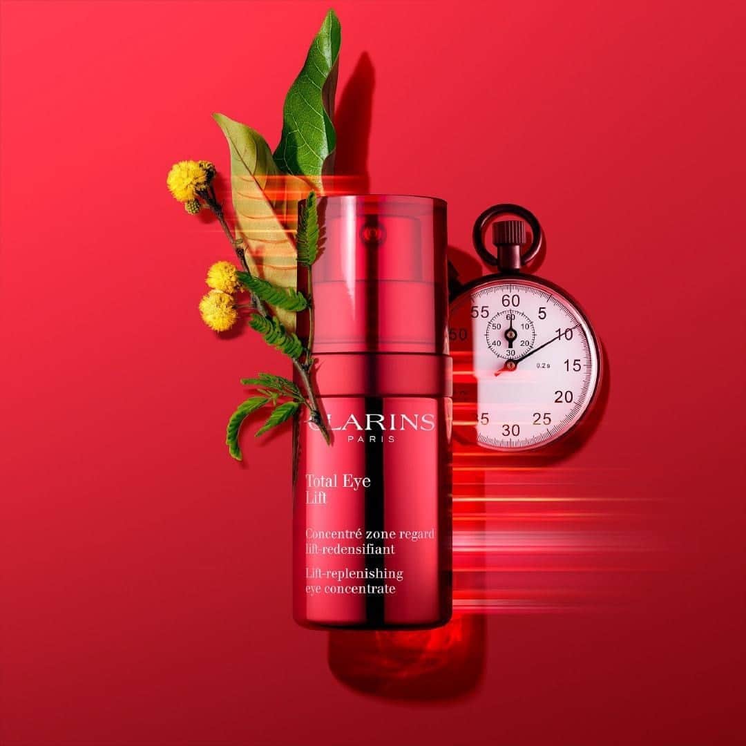 Clarins Australiaさんのインスタグラム写真 - (Clarins AustraliaInstagram)「Want a closer look at the plant-powered formula inside Total Eye Lift 👀? ⁣  ⁣ 🌼 Organic harungana extract and cassie wax lift and smooth instantly⁣ 🌱 Albizia extract corrects bags and dark circles⁣ 🌰 Horse chestnut escin, organic guarana extract and plant caffeine backs up tired-looking eyes⁣ 🧈Organic shea butter provides a skin-cocooning effect⁣ ⁣ It's the ultimate eyecare full of active plant ingredients to suit every woman! ✨⁣  ⁣ #ClarinsAus #ClarinsSkincare」9月19日 19時00分 - clarinsanz