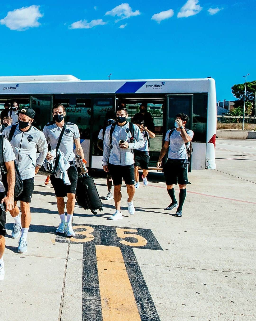 バレンシアCFさんのインスタグラム写真 - (バレンシアCFInstagram)「Valencia 🔄 Vigo   ✈️ Primer viaje de la temporada, ¡allá vamos!  #AMUNTValencia 🦇」9月19日 19時03分 - valenciacf