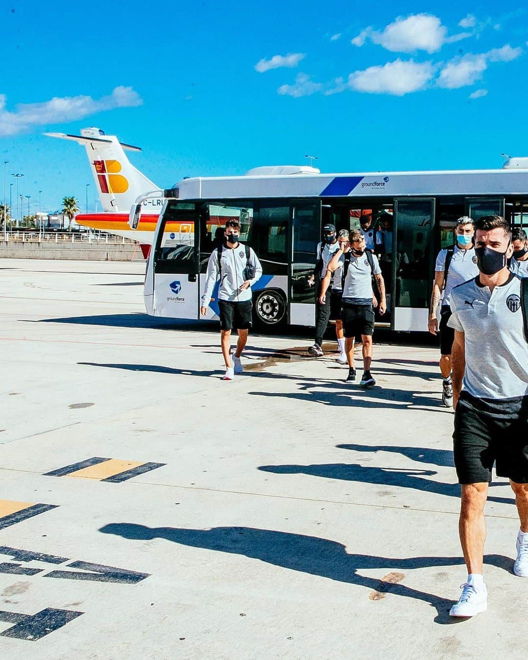 バレンシアCFさんのインスタグラム写真 - (バレンシアCFInstagram)「Valencia 🔄 Vigo   ✈️ Primer viaje de la temporada, ¡allá vamos!  #AMUNTValencia 🦇」9月19日 19時03分 - valenciacf