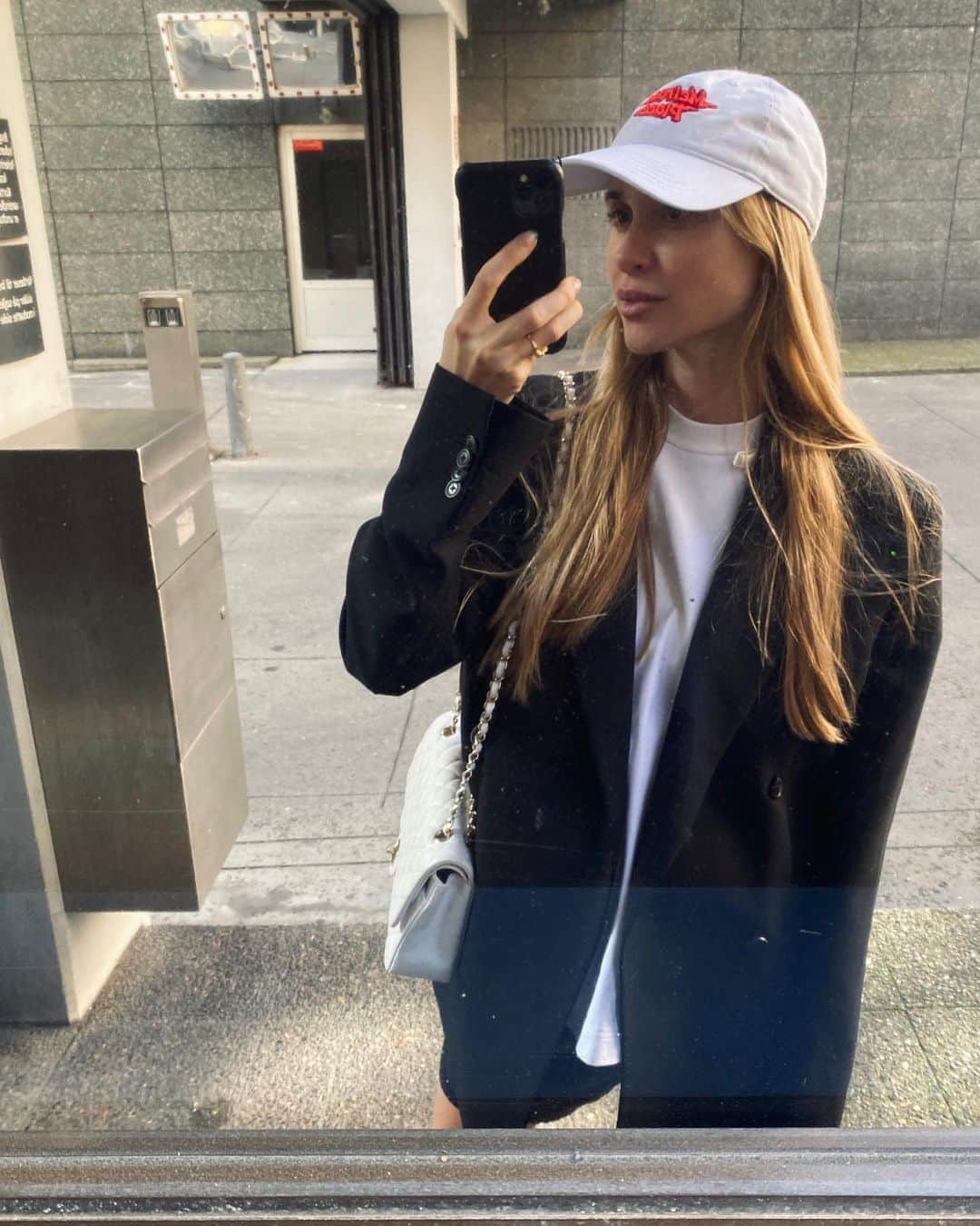ペニーレ・タイスベックのインスタグラム：「Swipe for bootie -📞」