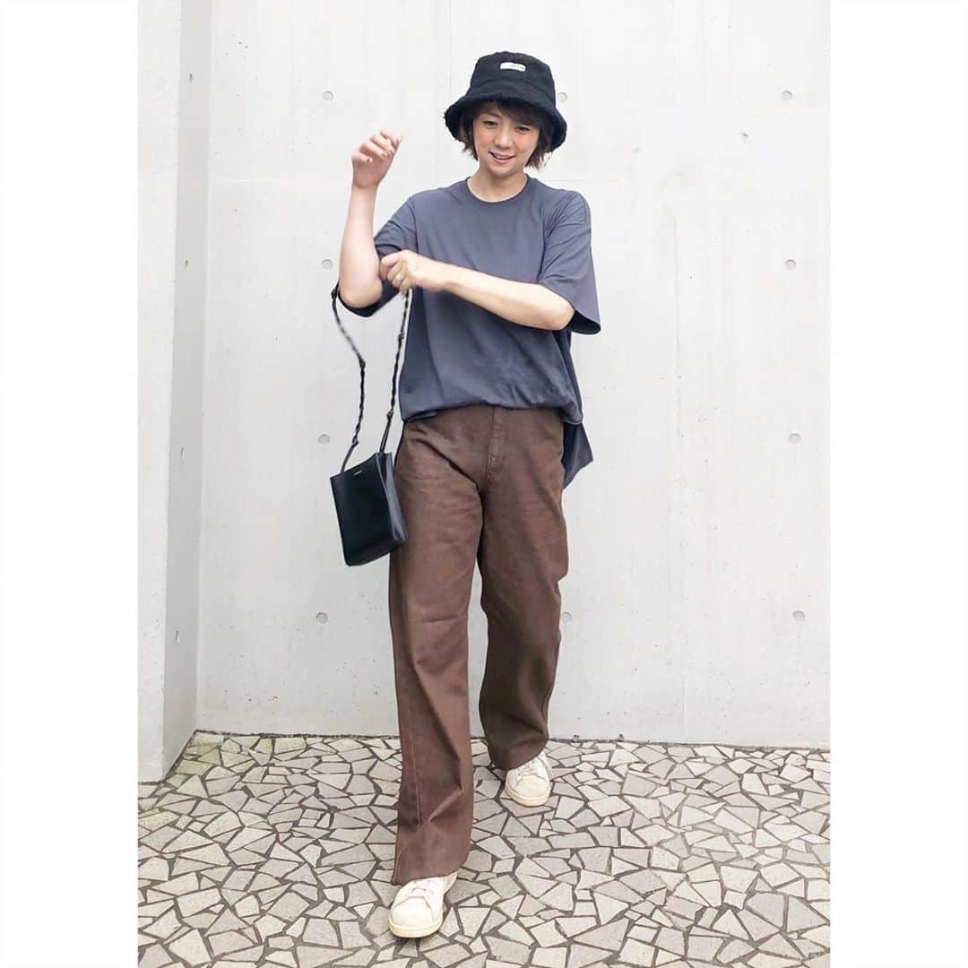 のインスタグラム：「☆☆☆ ・ ・ BBQコーデ🍖 上下UNIQLO このくすんだ色合いすきぴー ・ ・ うちの旦那が しーちゃん泊まれば？って言うから 泊まることになった🤣 そしてそれを良いことにやつは飲みに行くw ・ ・ ・ ・ ・ ・ ・ #uniqlou #uniqlo #uniqloginza  #jilsander #バケットハット  #ハイライズボーイフレンドジーンズ #大人カジュアルコーデ #大人カジュアル  #code#coordinate#ootd#instafashion#今日のコーデ#ママコーデ#ママファッション#男の子ママ #高身長女子 #ponte_fashion#r_fashion#大人女子#シンプル #シンプルコーデ #きれいめファッション#高身長コーデ」