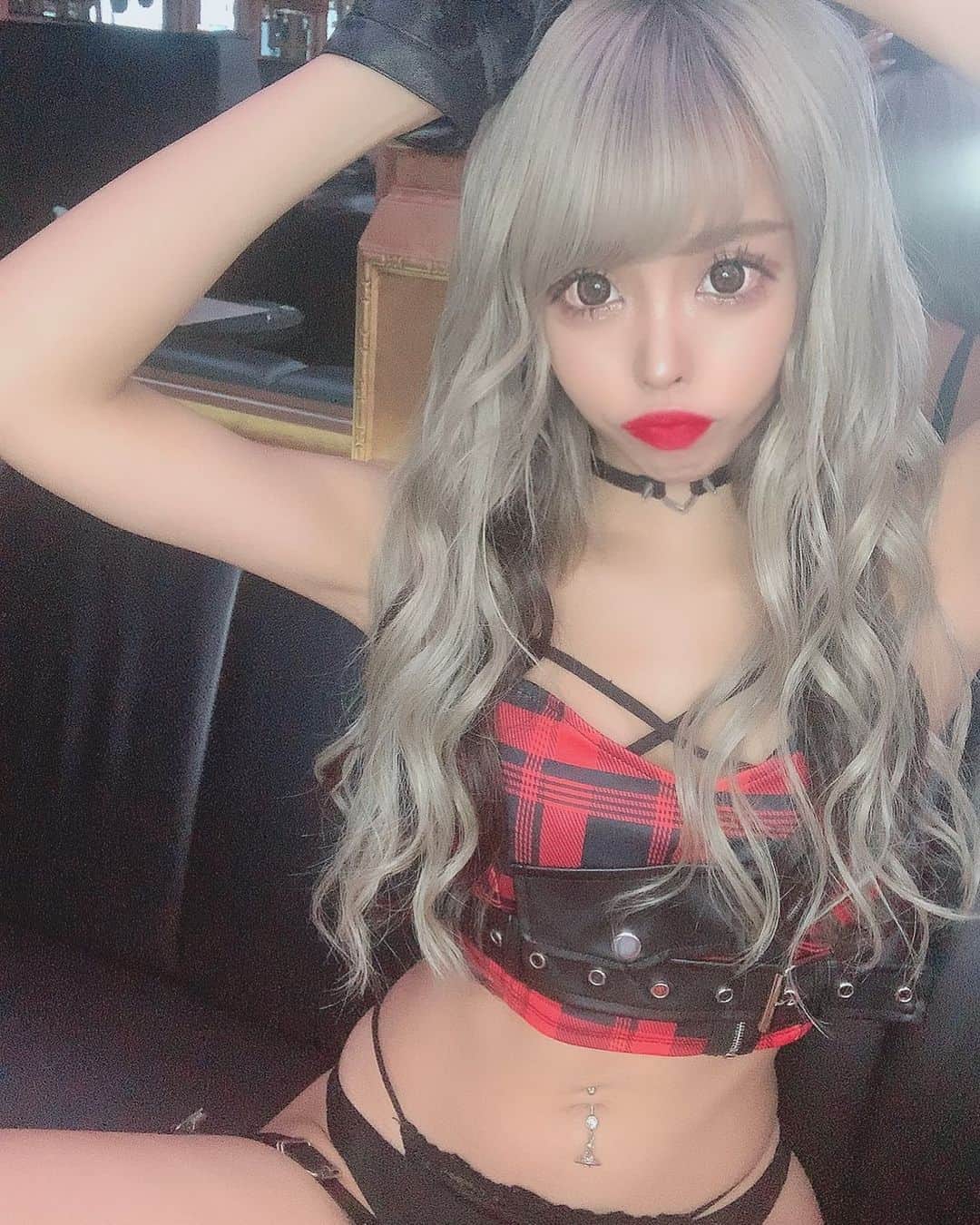 あんじゅのインスタグラム：「♡ ． 🤟🏻 ． ．  #Burlesque #バーレスク #バーレスク東京 #大阪 #バーレスク大阪 #北新地 #六本木 #キャバ嬢 #ホスト #歌舞伎町 #ダンサー #Japanesegirl #自発ください  #ギャルメイク #グラビア  #金髪女子 #ギャル #加工厨 #ジャニオタ #スレンダー #エロ可愛い #ビキニギャル #撮影会 #雰囲気好きな人いいね #自撮り界隈 #1mmでもいいなと思ったらいいね #被写体  #インナーカラー #あひる口 #ギャルメイク」