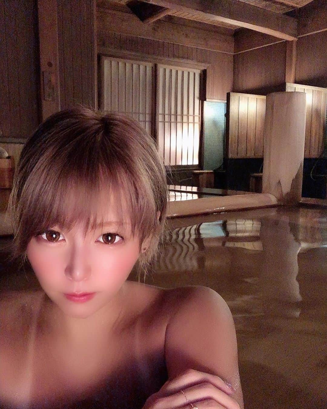 篠崎ゆうきのインスタグラム：「❍❏✰  日焼けヤバくて 温泉が地獄でしたー👏🏻  #避暑地 #草津 #最高でした #温泉行きたい #旅行行きたい #えんじょい🌈  #篠崎ゆうき」